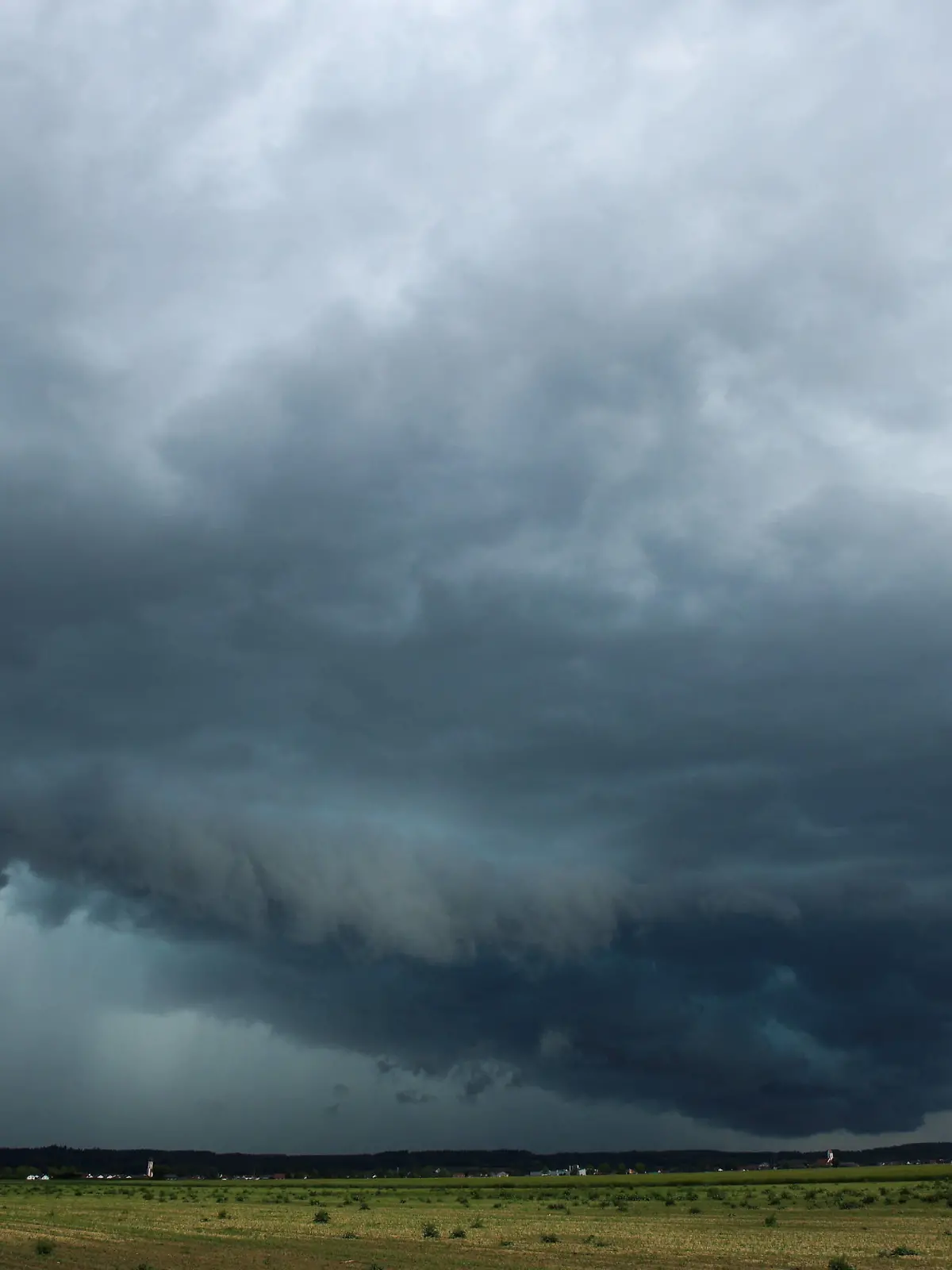 Wetter, Dunkle Wolken bauen sich über dem Unterallgäu in Schwaben auf. Der Deutsche Wetterdienst DWD hat vor Unwettern in weiten Teilen Süddeutschlands gewarnt. Es könne zu schweren Gewittern kommen, teilte der DWD mit. Mindelheim Bayern Deutschland Mindelheim *** Weather, Dark clouds are building up over the Unterallgäu in Swabia The German Weather Service DWD has warned of thunderstorms in large parts of southern Germany There could be severe thunderstorms, the DWD said Mindelheim Bavaria Germany Mindelheim Copyright: x xonw-imagesx/xAlexanderxWolfx