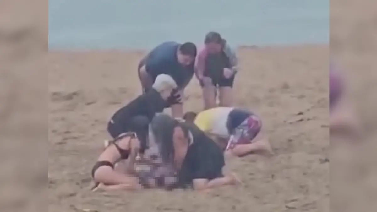 Verzweifelt versuchen die Menschen am Strand den drei Kindern erste Hilfe zu leisten.