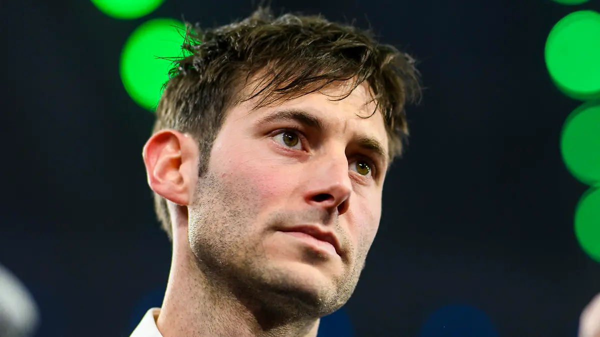 ARCHIV - 10.01.2024, Nordrhein-Westfalen, Düsseldorf: Handball: EM, Frankreich - Nordmazedonien, Vorrunde, Gruppe A, 1. Spieltag in der Merkur Spiel-Arena. Der ehemalige Nationalspieler Uwe Gensheimer steht vor dem Spiel in der Halle. Der 37-Jährige beendet seine Karriere in diesem Sommer und wird dann Sportchef der Rhein-Neckar Löwen. (zu dpa: «Handballer Gensheimer: Bei Hymne immer Bilder vom Vater im Kopf») Foto: Tom Weller/dpa +++ dpa-Bildfunk +++