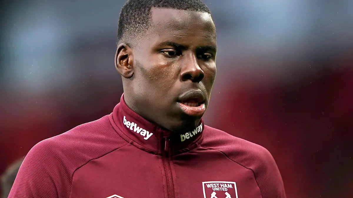 ARCHIV - 22.01.2022, Großbritannien, Manchester: Kurt Zouma von West Ham United wärmt sich vor dem Start des Fußballspiels der englischen Premier League zwischen Manchester United und West Ham United in Old Trafford auf. (zu dpa "Tritt gegen Katzen: Fußballprofi Zouma wegen Tierquälerei angeklagt") Foto: Zac Goodwin/PA Wire/dpa +++ dpa-Bildfunk +++