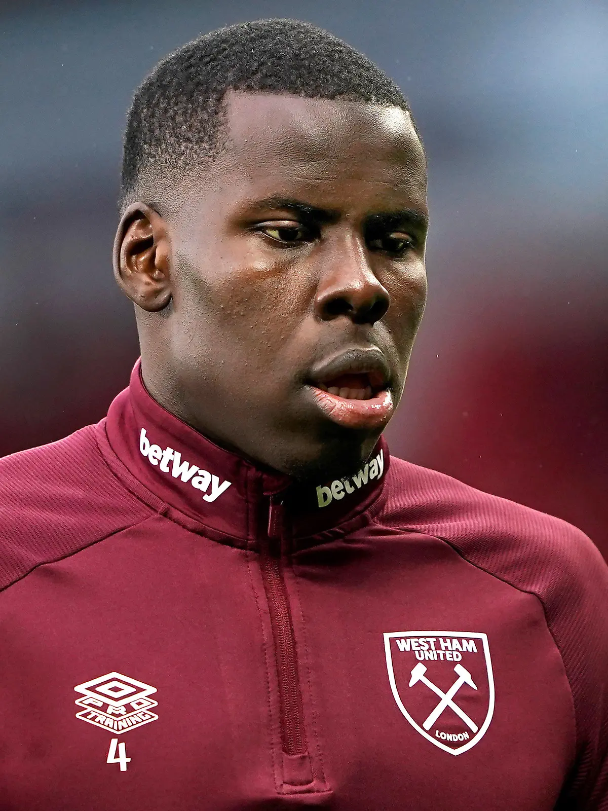 ARCHIV - 22.01.2022, Großbritannien, Manchester: Kurt Zouma von West Ham United wärmt sich vor dem Start des Fußballspiels der englischen Premier League zwischen Manchester United und West Ham United in Old Trafford auf. (zu dpa "Tritt gegen Katzen: Fußballprofi Zouma wegen Tierquälerei angeklagt") Foto: Zac Goodwin/PA Wire/dpa +++ dpa-Bildfunk +++