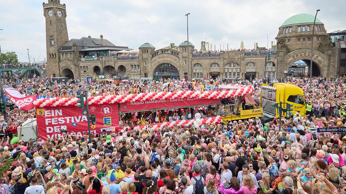 25.05.2024, Hamburg: Teilnehmer des Schlagermoves ziehen in einer Schlagerkarawane durch den Stadtteil St. Pauli. Start und Ziel ist auf dem Heiligengeistfeld. Der 26. Hamburger Schlagermove zog durch St. Pauli. Es wurden wieder Hunderttausende Feiernde erwartet. Foto: Georg Wendt/dpa +++ dpa-Bildfunk +++