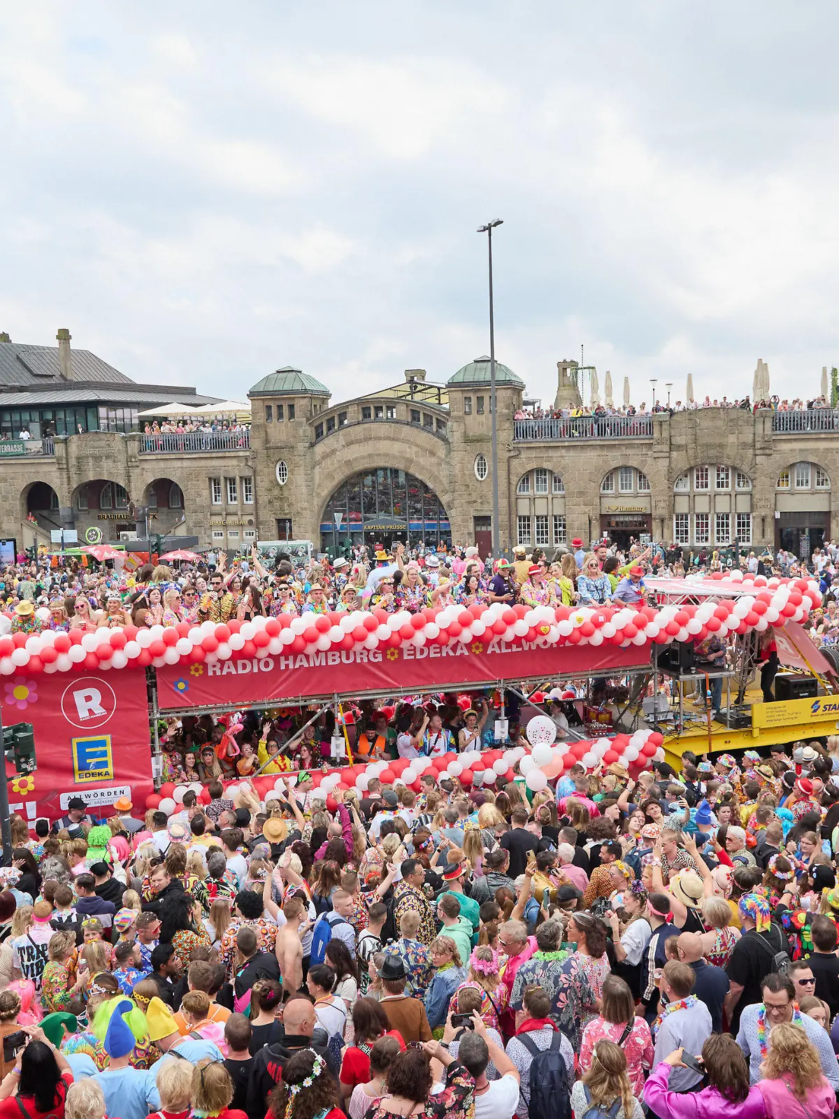 25.05.2024, Hamburg: Teilnehmer des Schlagermoves ziehen in einer Schlagerkarawane durch den Stadtteil St. Pauli. Start und Ziel ist auf dem Heiligengeistfeld. Der 26. Hamburger Schlagermove zog durch St. Pauli. Es wurden wieder Hunderttausende Feiernde erwartet. Foto: Georg Wendt/dpa +++ dpa-Bildfunk +++