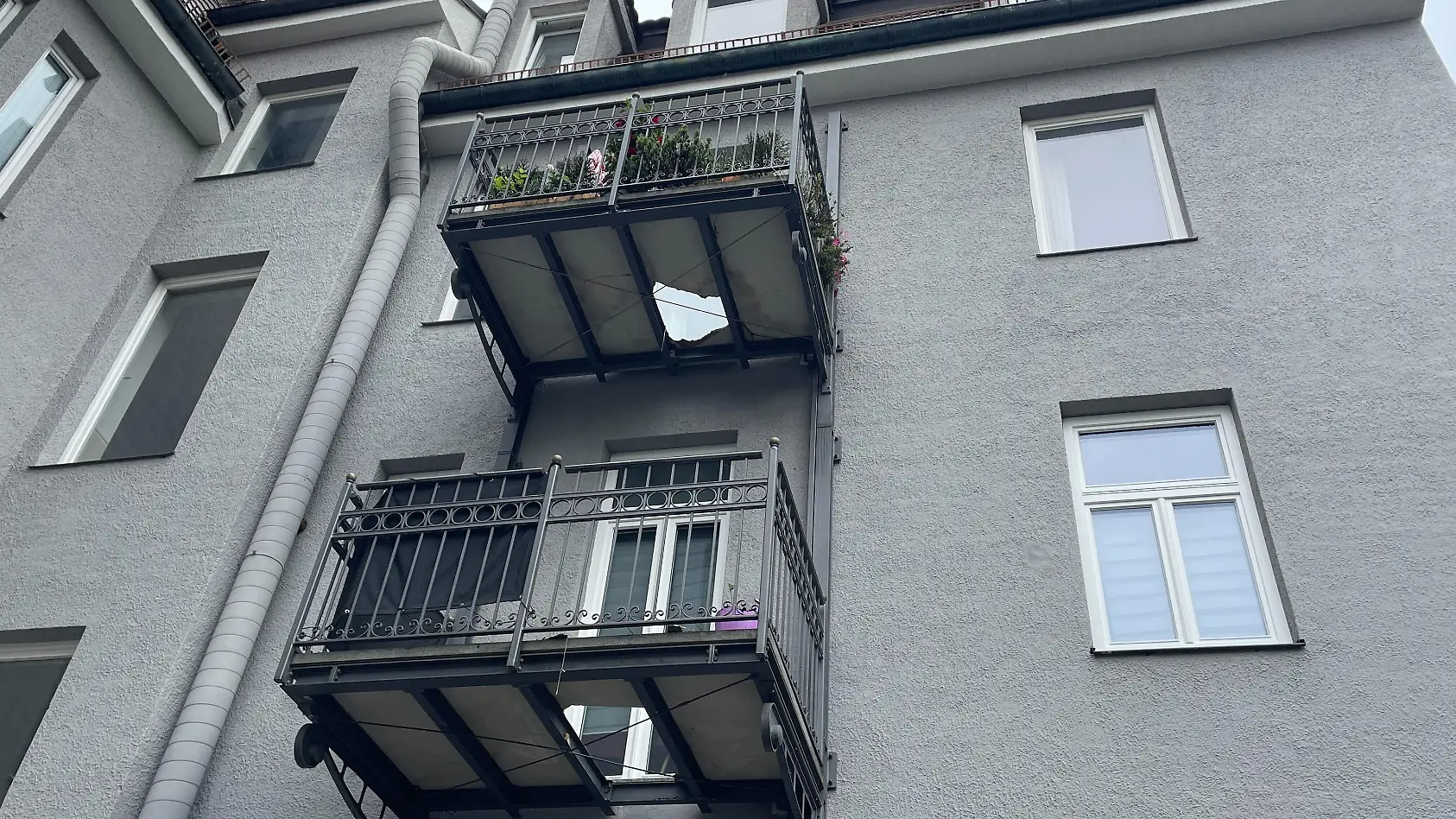 Frau stürzt durch Balkone in den Tod