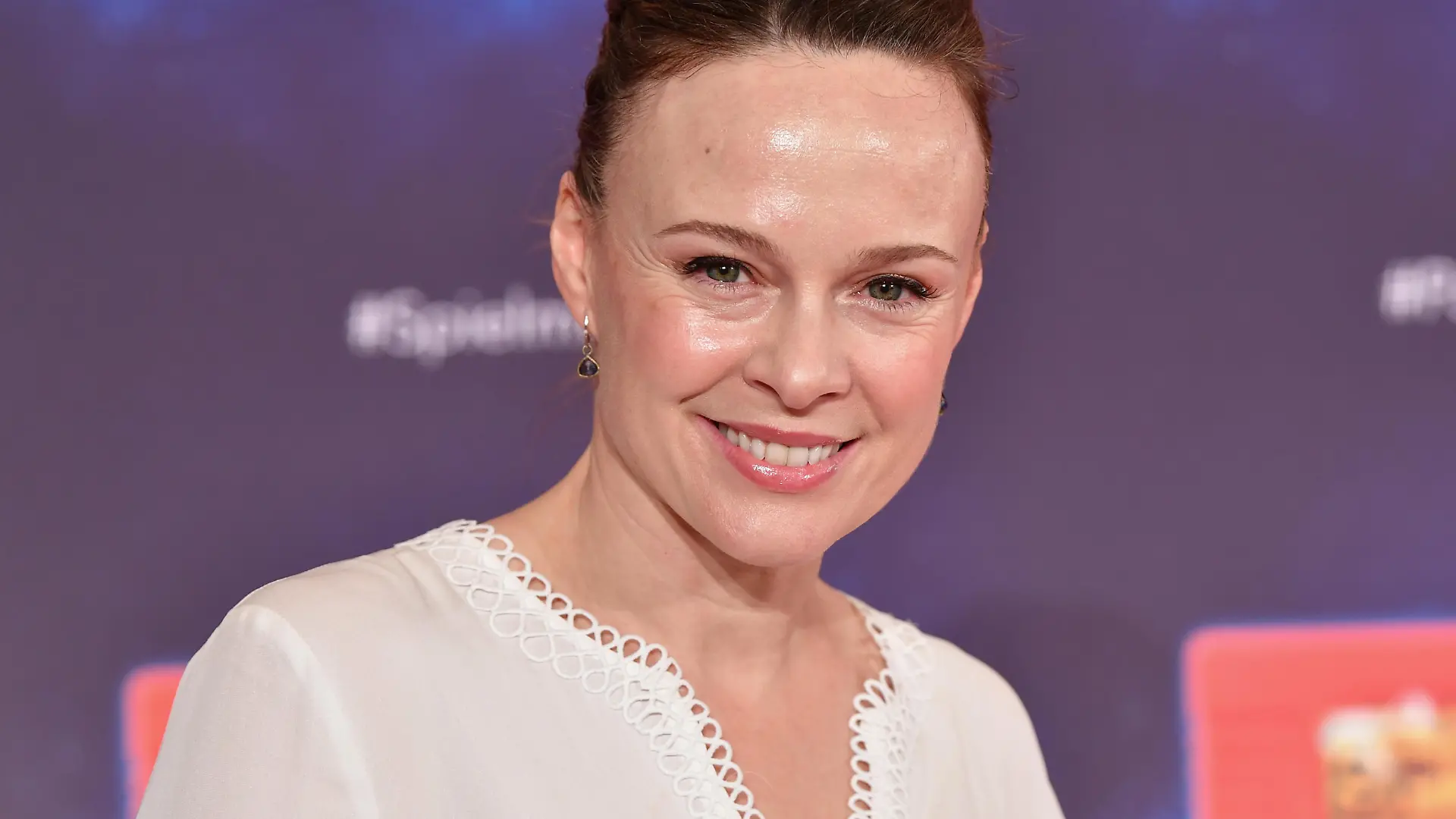 Die US-amerikanische Tänzerin und ehemalige Filmschauspielerin Tami Stronach kommt am 19.11.2017 in Berlin zur Welturaufführung der Kindershow "Spiel mit der Zeit" in den Friedrichstadt-Palast. Das junge Ensemble ist mit 250 Kindern und Teenagern aus über 20 Nationen das größte Kinder- und Jugendensemble Europas. Foto: Jens Kalaene/dpa-Zentralbild/ZB