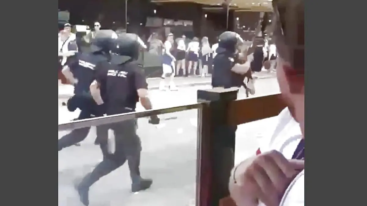 Die spanische Nationalpolizei zielt mit Geschossen auf Urlauber.