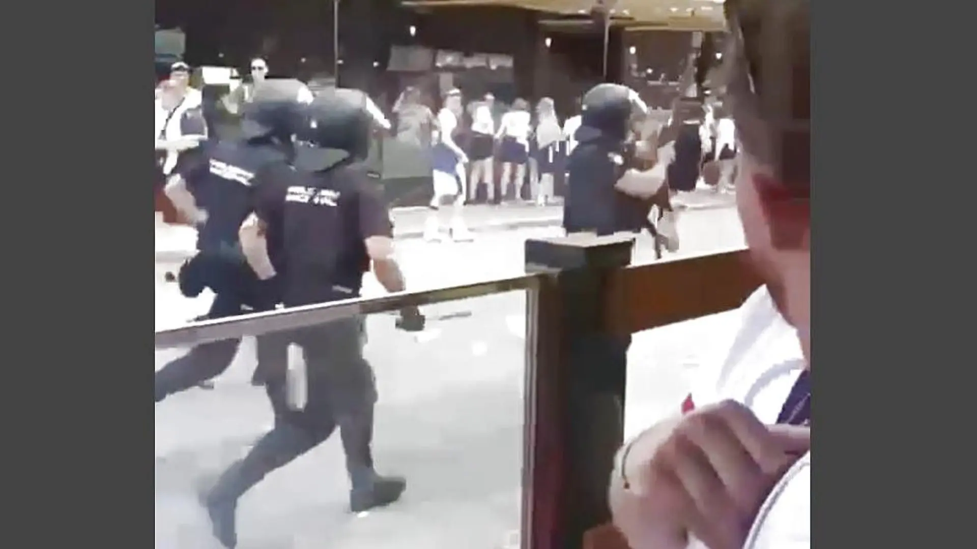 Die spanische Nationalpolizei zielt mit Geschossen auf Urlauber.