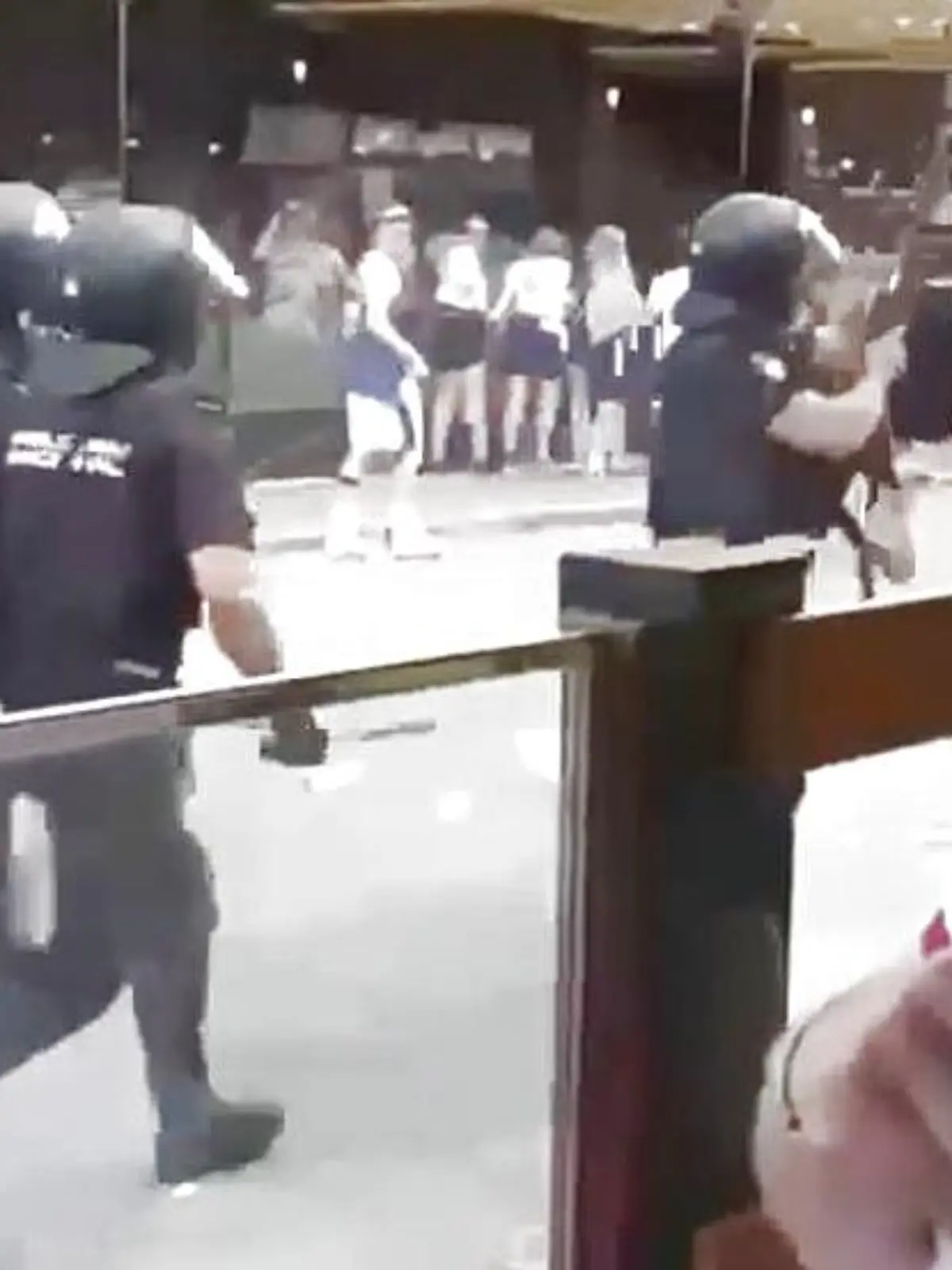 Die spanische Nationalpolizei zielt mit Geschossen auf Urlauber.