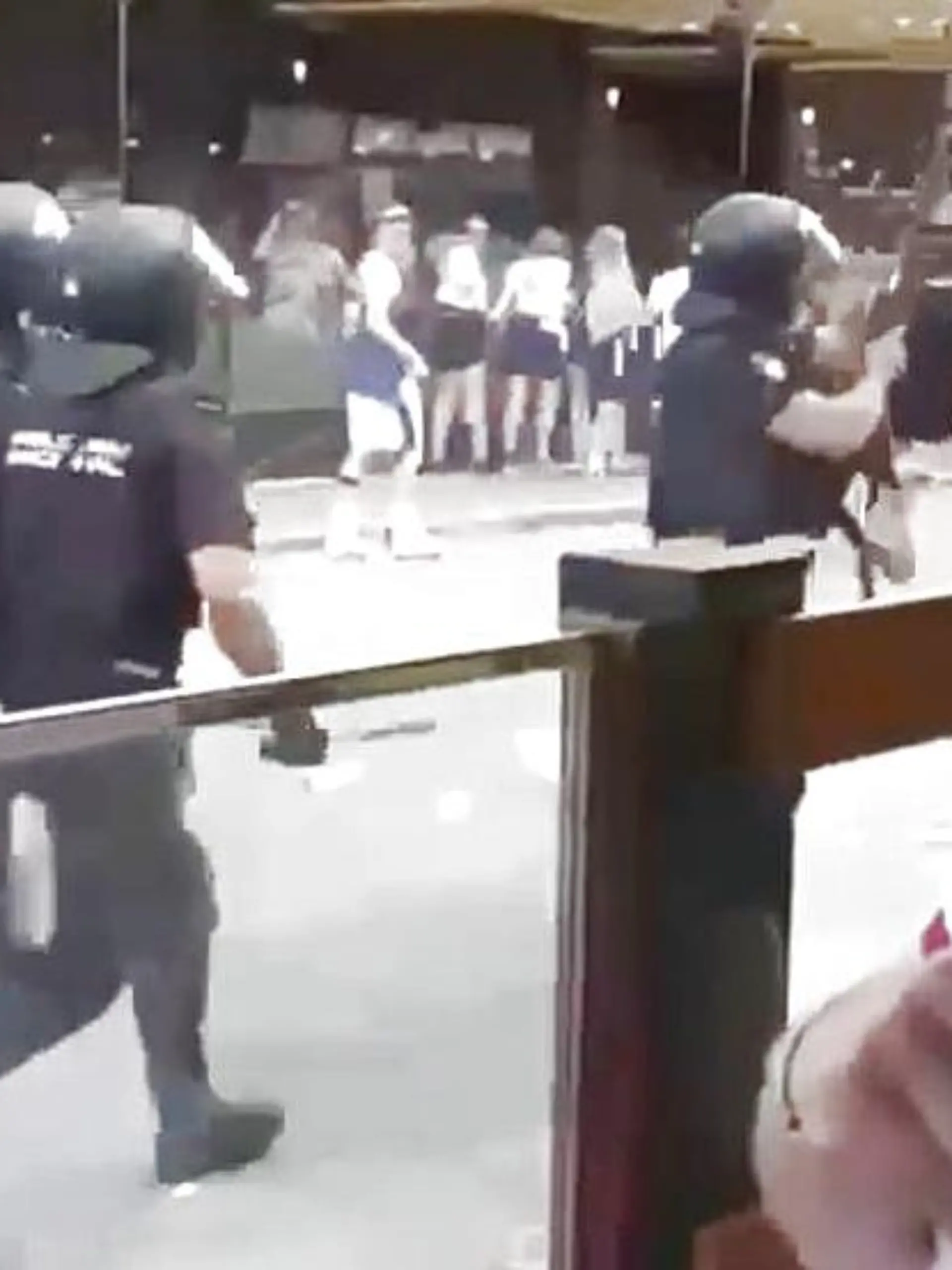 Die spanische Nationalpolizei zielt mit Geschossen auf Urlauber.