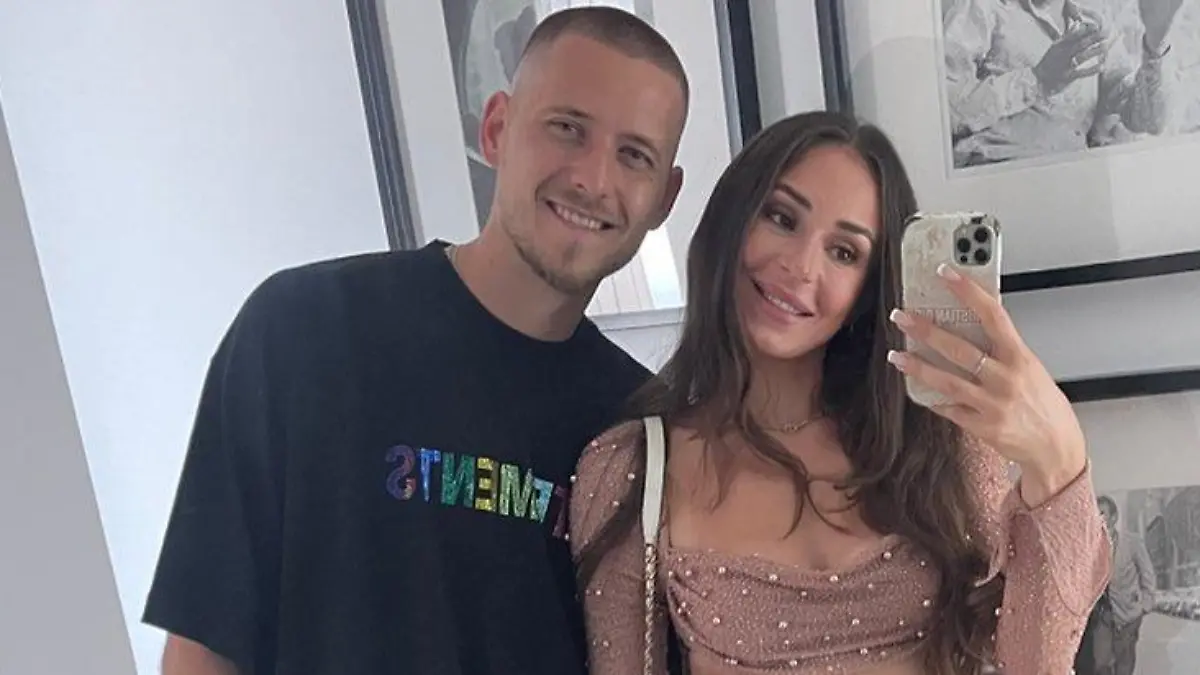 DFB-Star Waldemar Anton und seine Frau Jennifer lächeln in die Kamera.