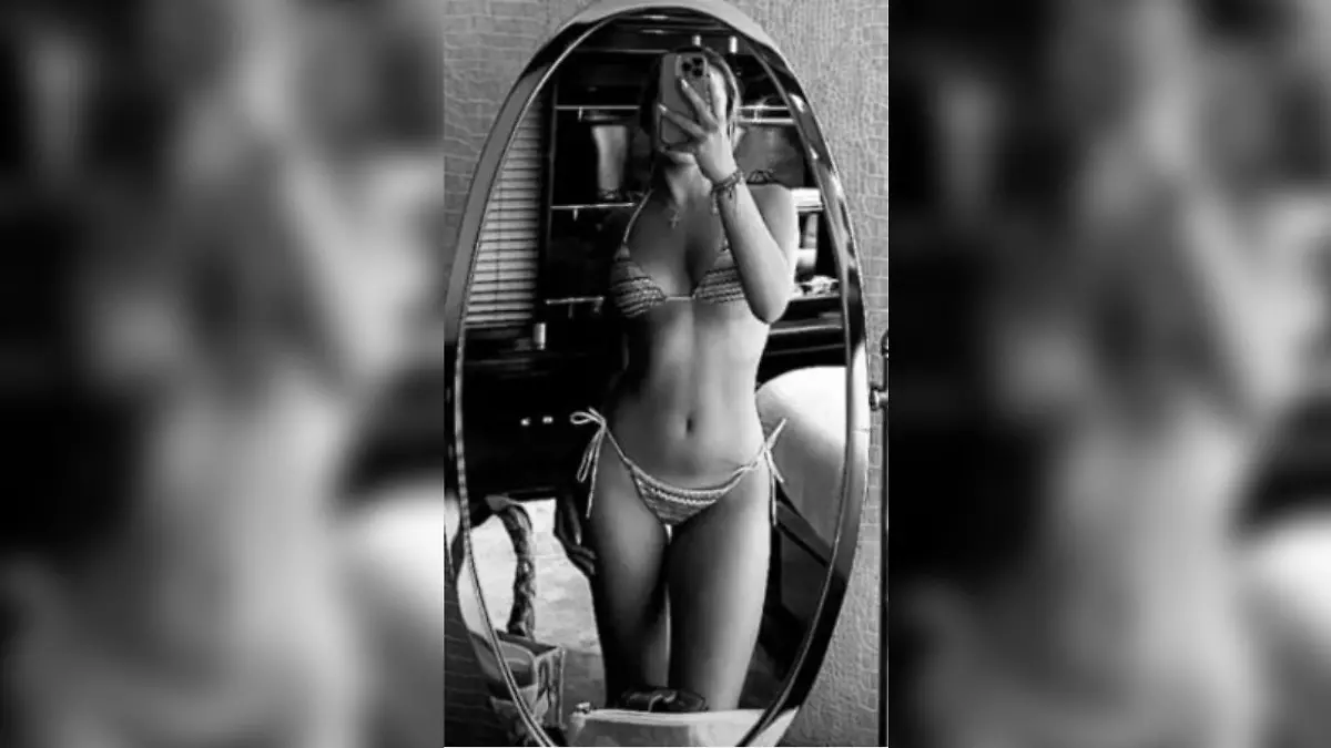 Davina Geiss posiert im Bikini vor dem Spiegel.