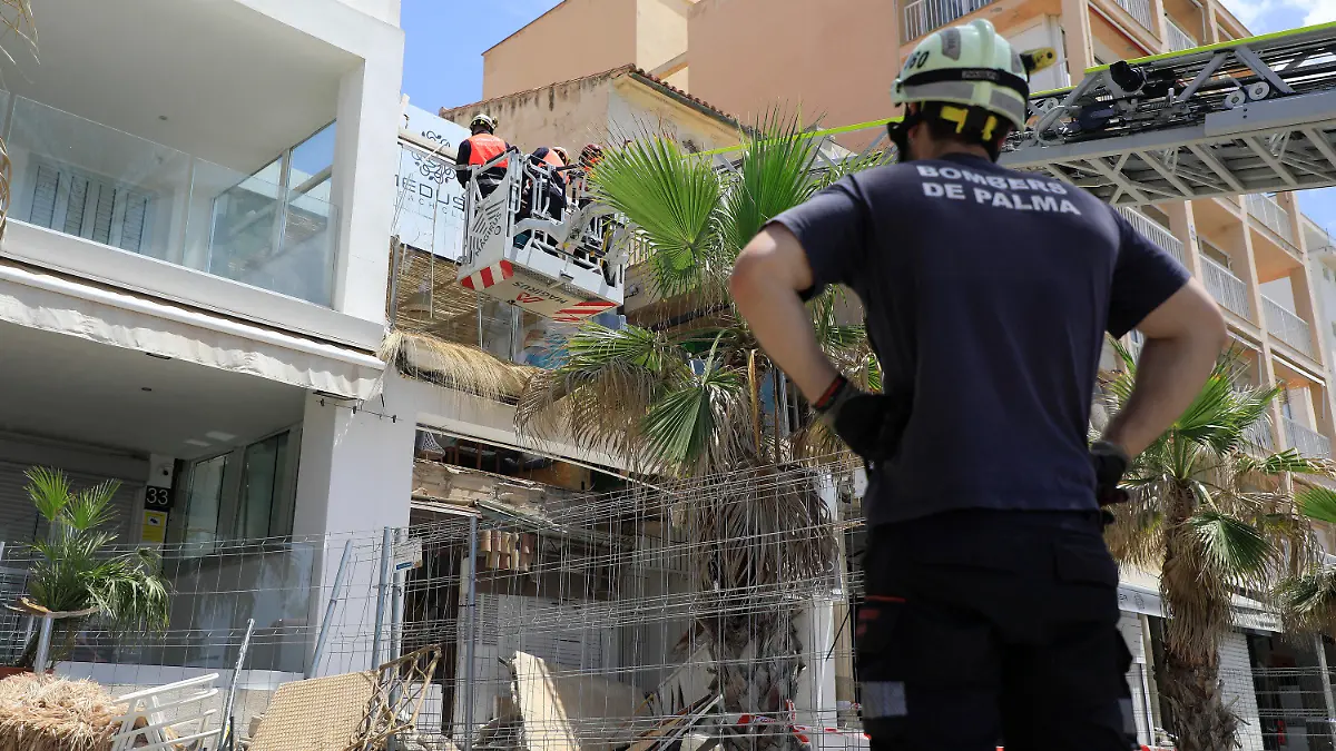 ARCHIV - 24.05.2024, Spanien, Palma: Feuerwehrleute arbeiten nach dem Einsturz am Gebäude des Medusa Beach Club. Zwei deutsche Frauen und zwei weitere Personen sind beim Einsturz des Restaurants an der Playa de Palma auf Mallorca ums Leben gekommen. (zu dpa: «Mallorca: Unglücks-Lokal hatte keine Betriebslizenz für Terrasse») Foto: Clara Margais/dpa +++ dpa-Bildfunk +++