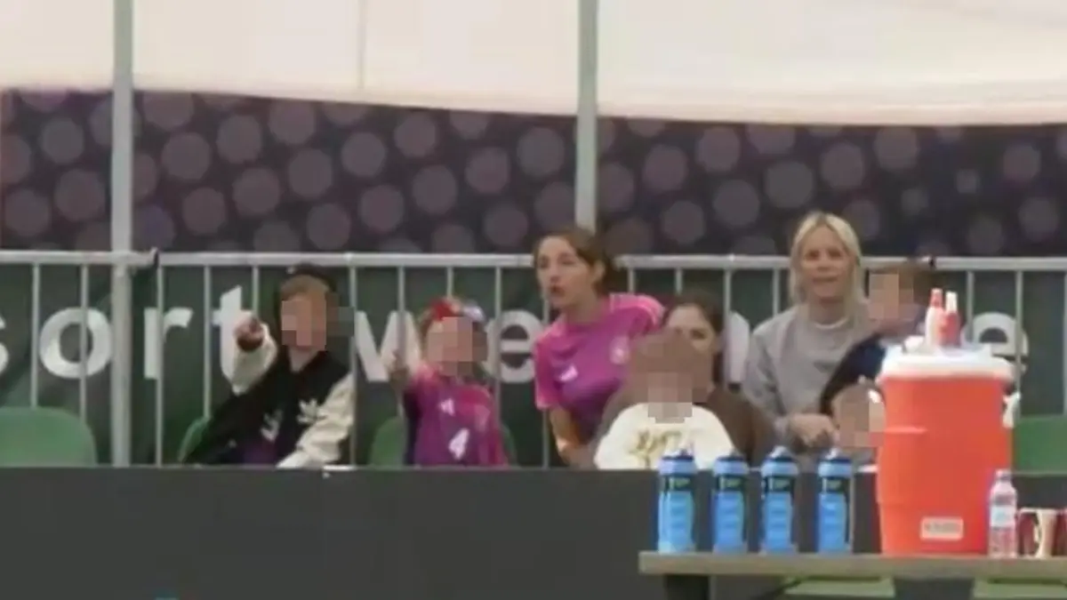 Lena Wurzenberger schaut beim DFB-Training vorbei.