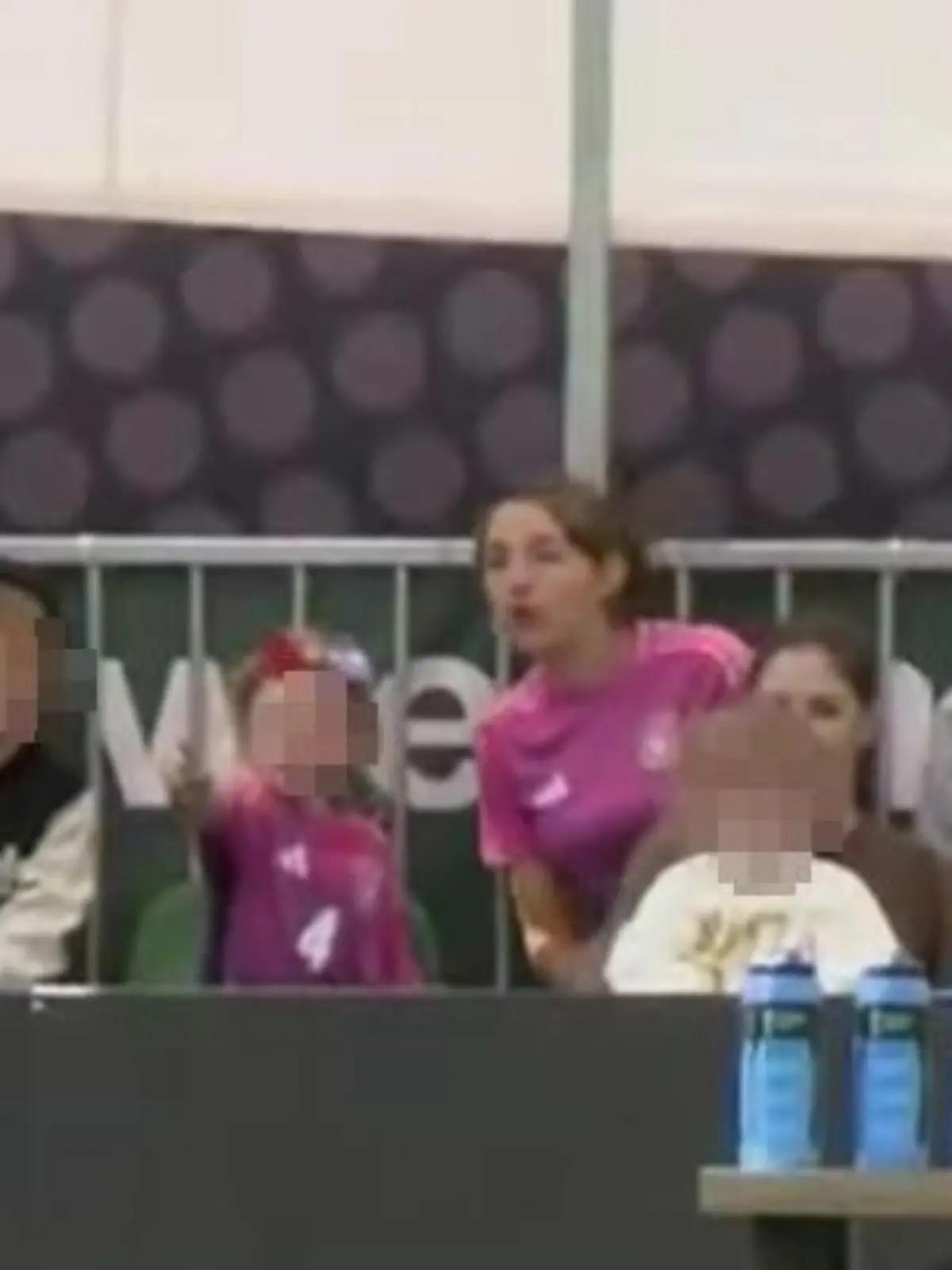 Lena Wurzenberger schaut beim DFB-Training vorbei.