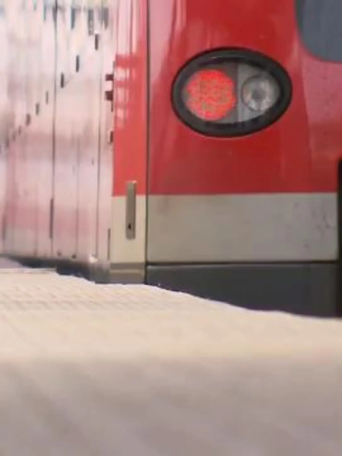 Bild zu: "9-Euro-Ticket ab heute erhältlich"