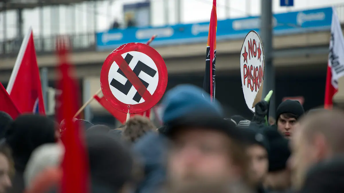 ARCHIV - 18.02.2012, Sachsen, Dresden: Teilnehmer einer Demonstration unter dem Motto "Mit Mut, Respekt und Toleranz gegen Rechtsextremismus" halten ein Schild mit einem durchgestrichenen Hakenkreuz. (zu dpa: «Rechtsextremismus und Rassismus: Rekordzahl bei Beratungsfällen») Foto: Arno Burgi/dpa-Zentralbild/dpa +++ dpa-Bildfunk +++