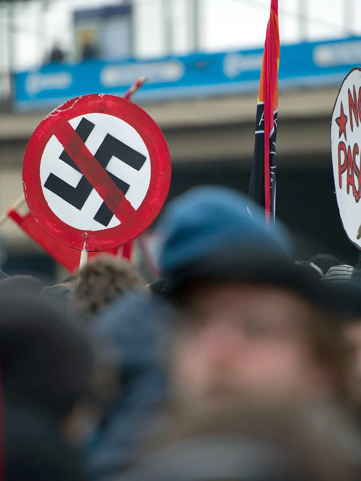 ARCHIV - 18.02.2012, Sachsen, Dresden: Teilnehmer einer Demonstration unter dem Motto "Mit Mut, Respekt und Toleranz gegen Rechtsextremismus" halten ein Schild mit einem durchgestrichenen Hakenkreuz. (zu dpa: «Rechtsextremismus und Rassismus: Rekordzahl bei Beratungsfällen») Foto: Arno Burgi/dpa-Zentralbild/dpa +++ dpa-Bildfunk +++