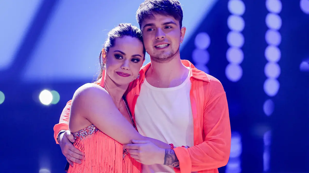 22.04.2022, Nordrhein-Westfalen, Köln: Mike Singer, Sänger, und Christina Luft, Profitänzerin, stehen in der RTL-Tanzshow «Let's Dance» im Coloneum zusammen. Das Paar scheidet aus. Foto: Rolf Vennenbernd/dpa +++ dpa-Bildfunk +++