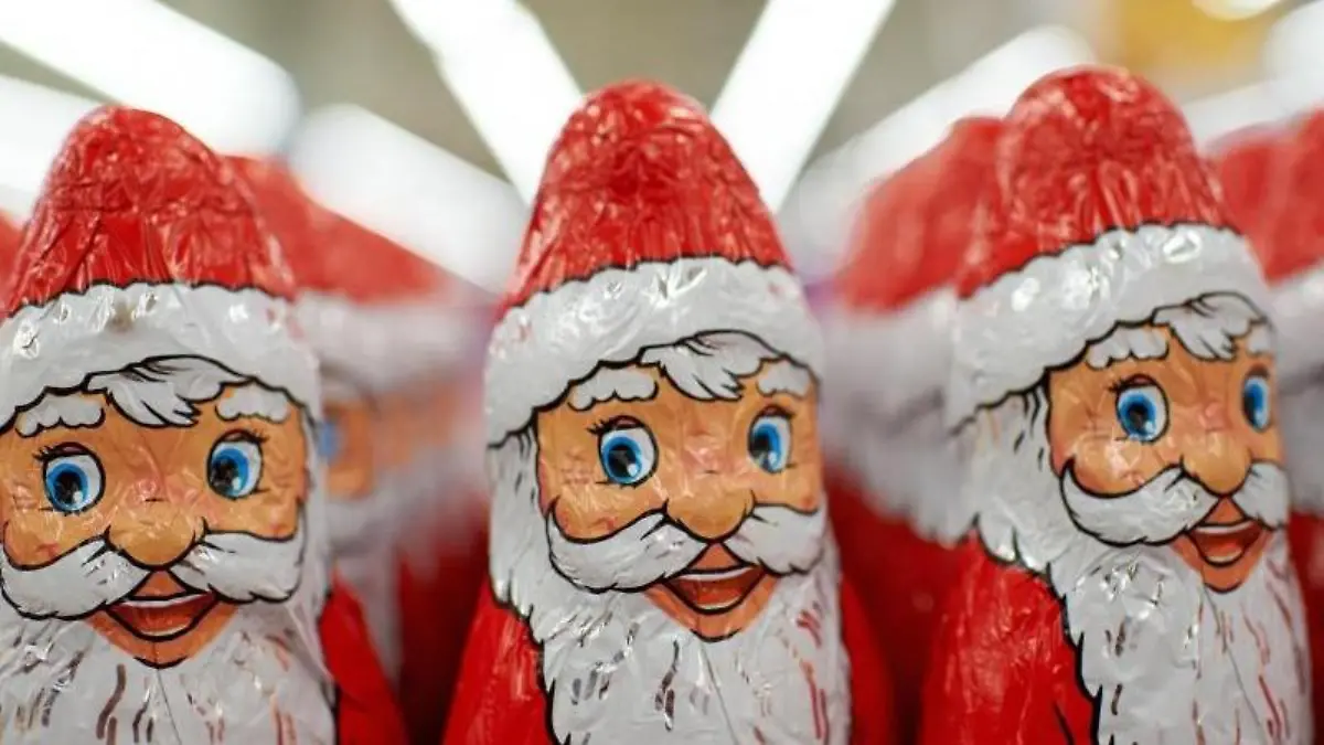 Im Supermarkt strahlen sie einen noch an - aber nach dem Fest bleiben Schoko-Weihnachtsmänner oft angebrochen stehen. Dann ist Kreativität gefragt. Foto: Bernd Thissen