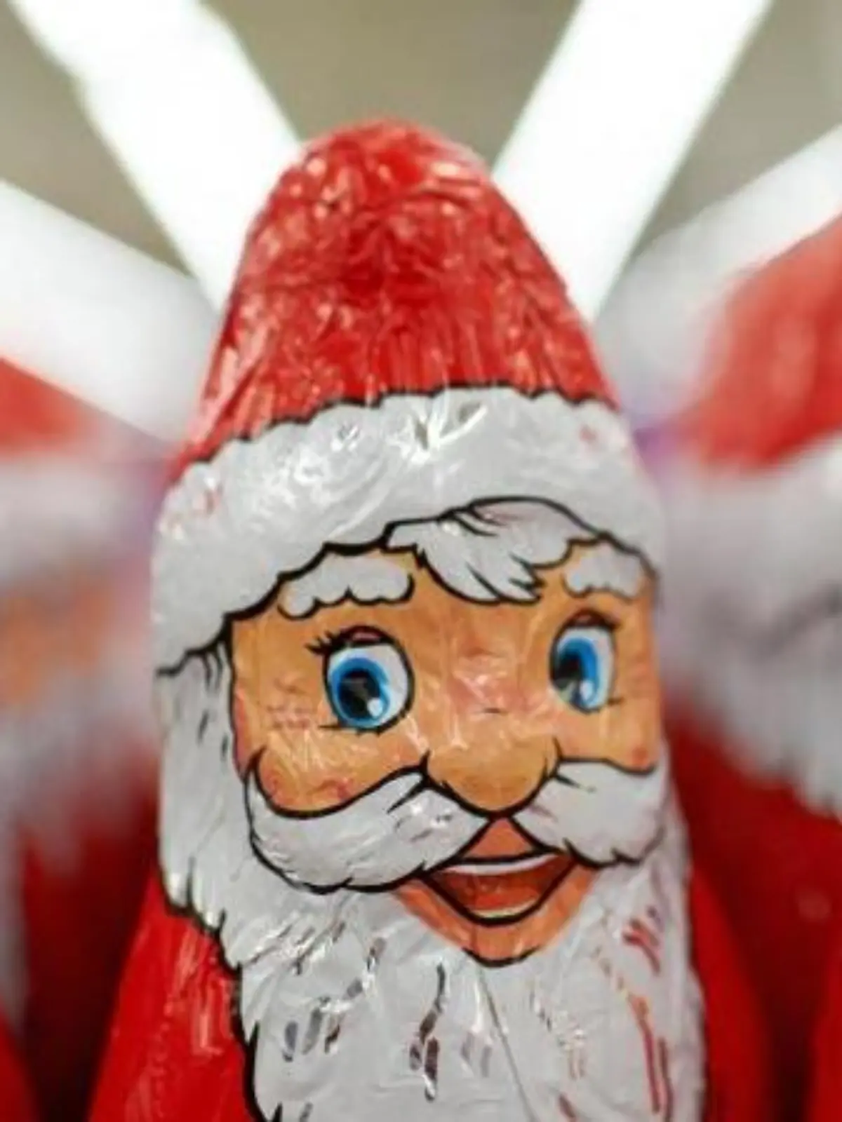 Im Supermarkt strahlen sie einen noch an - aber nach dem Fest bleiben Schoko-Weihnachtsmänner oft angebrochen stehen. Dann ist Kreativität gefragt. Foto: Bernd Thissen