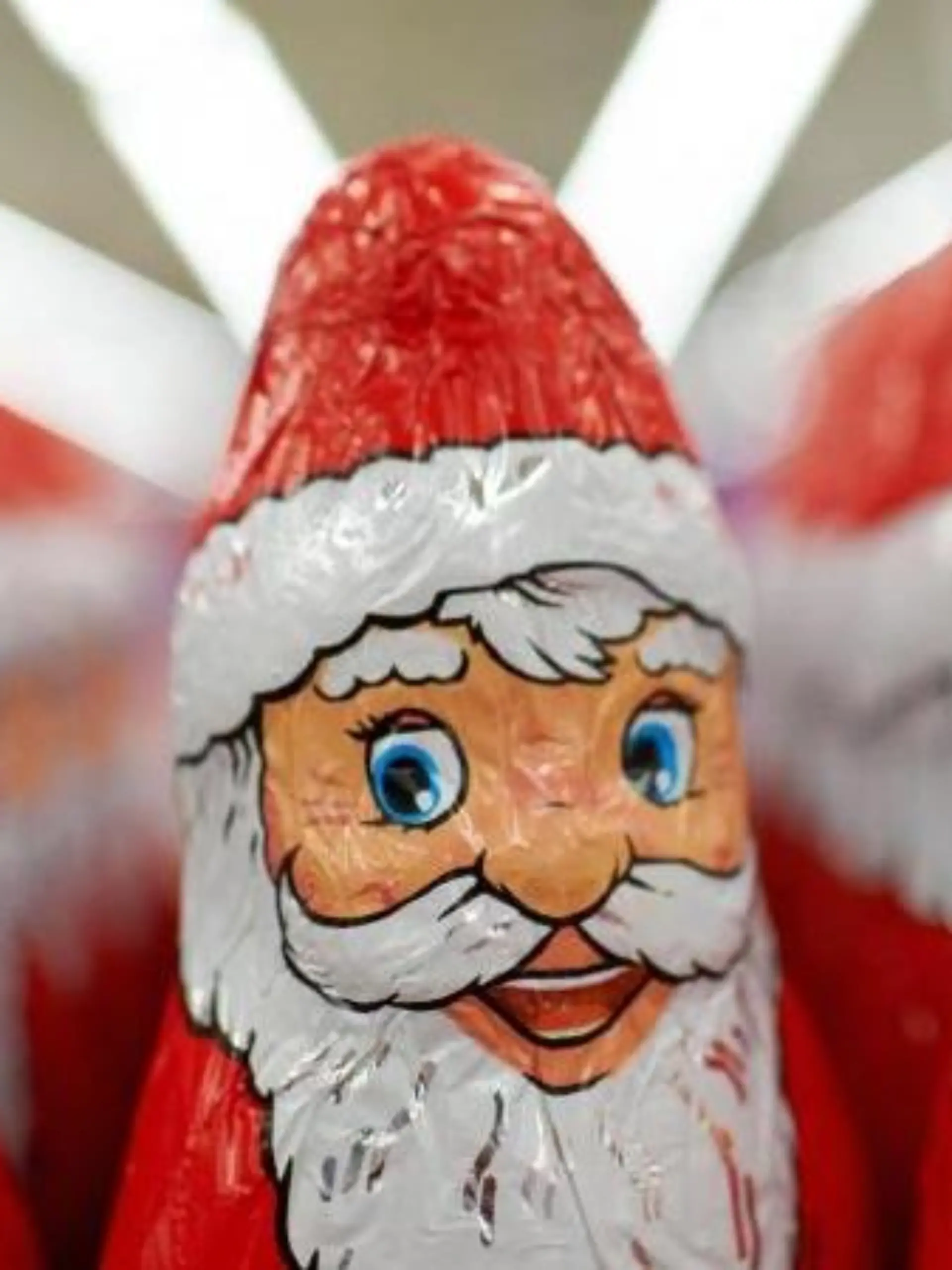 Im Supermarkt strahlen sie einen noch an - aber nach dem Fest bleiben Schoko-Weihnachtsmänner oft angebrochen stehen. Dann ist Kreativität gefragt. Foto: Bernd Thissen