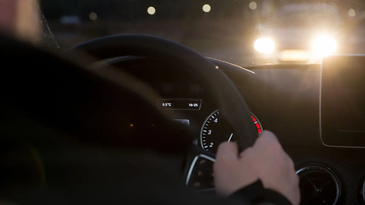 Großes Sicherheitsrisiko: Die Mehrheit der Autofahrer fühlt sich nachts durch das Licht anderer Fahrzeuge geblendet.