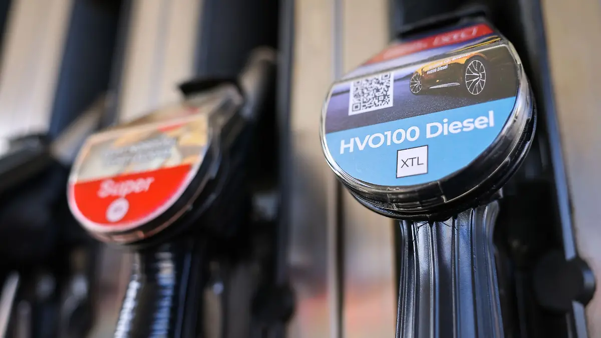 Eine Zapfsäule für HVO100 Diesel und Superbenzin an einer Tankstelle.