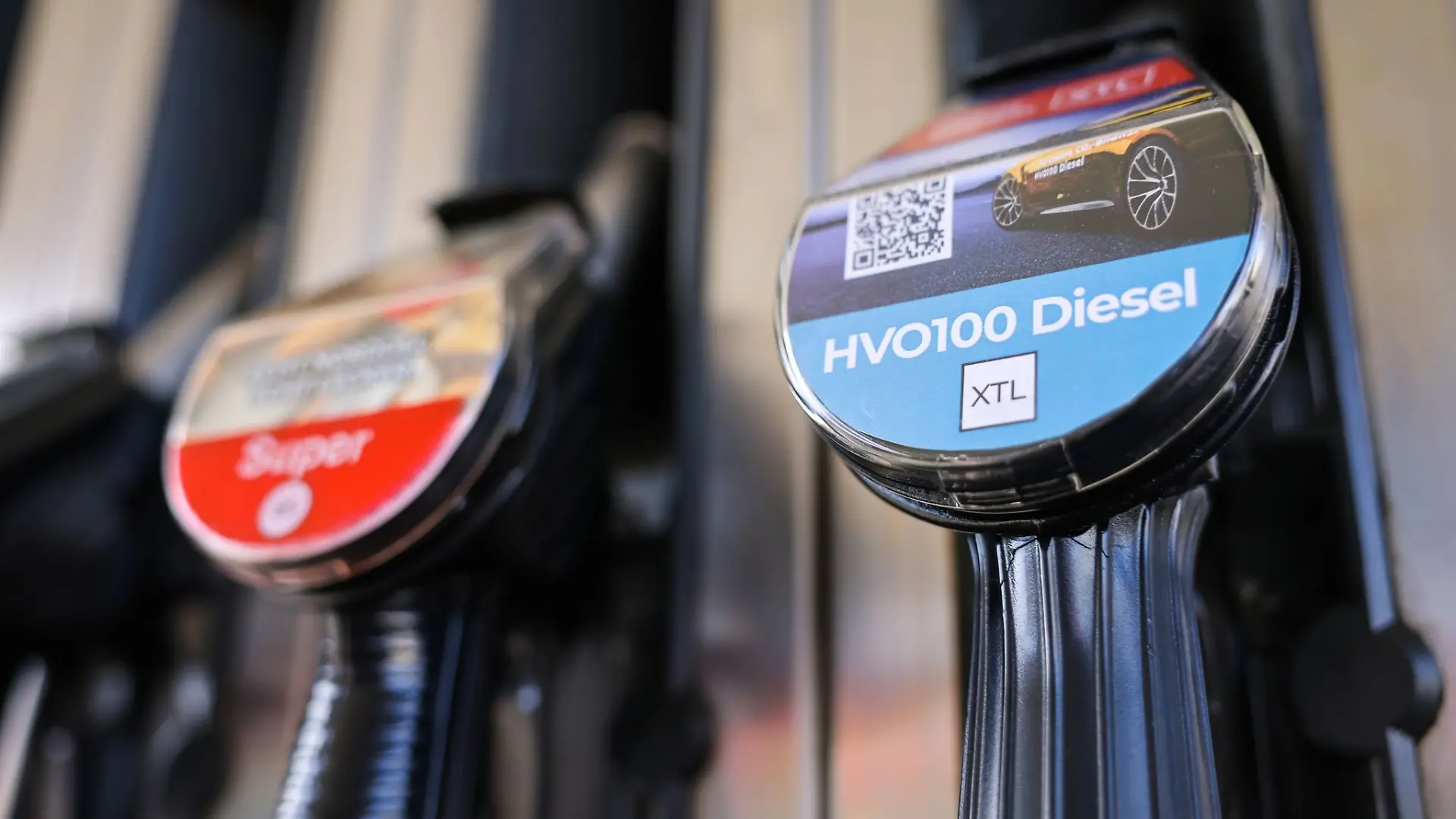 Eine Zapfsäule für HVO100 Diesel und Superbenzin an einer Tankstelle.