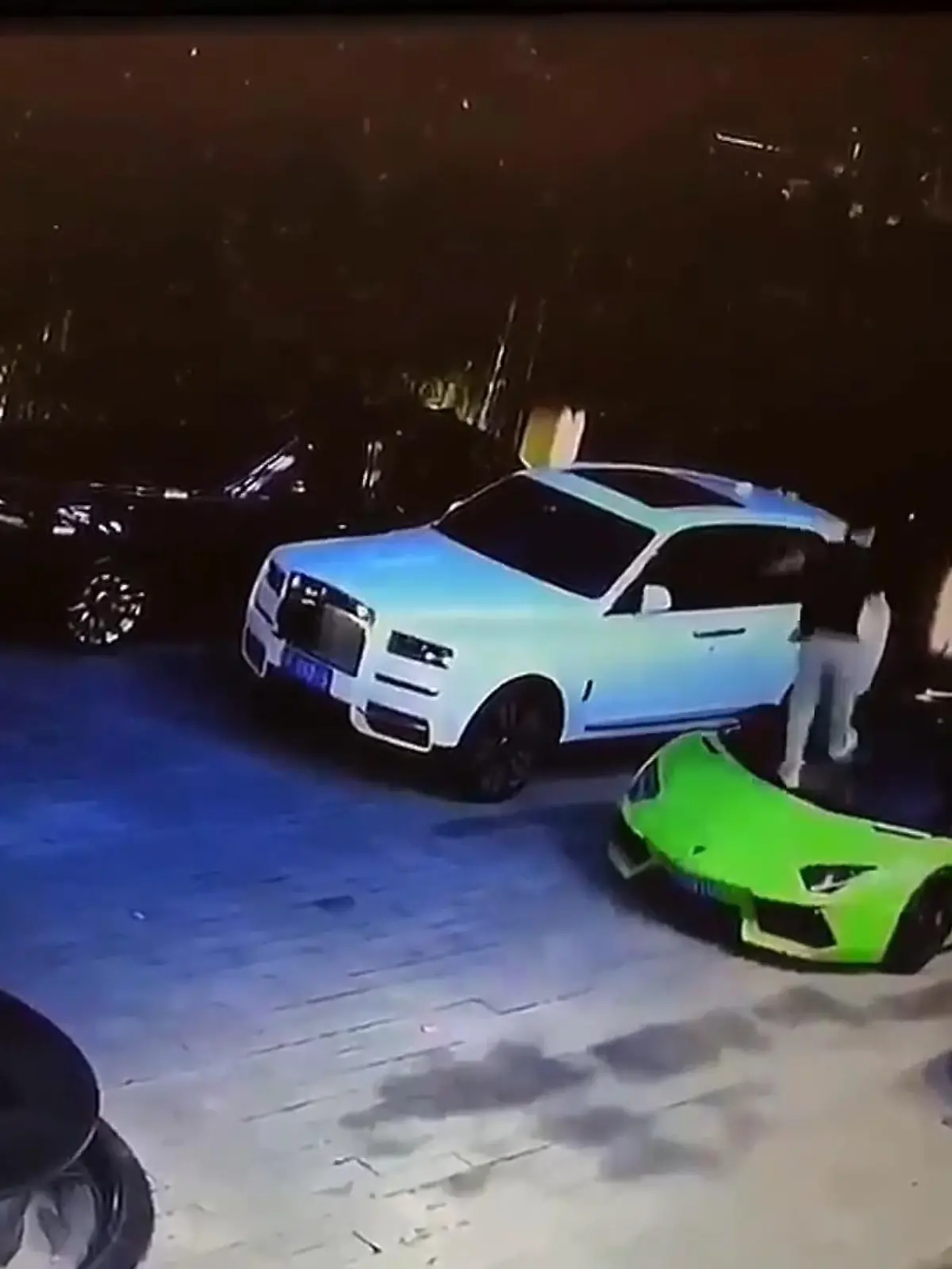 Ein Mann hat in Südchina Luxusautos beschädigt, nachdem er getrunken hatte. CCTV-Aufnahmen, die am 21. Mai in der Stadt Chengdu in der Provinz Sichuan gedreht wurden, zeigen einen Mann, der auf Luxusautos springt und gegen sie tritt. Diese waren vor einem Hotel geparkt. Eine Frau versuchte, ihn aufzuhalten. Nach Angaben der staatlichen Polizei stellte sich der Mann namens Gao selbst der Polizeiwache. Gegen Gao wurden strafrechtliche Zwangsmaßnahmen ergriffen, als er wegen des Verdachts auf Vandalismus festgenommen wurde.