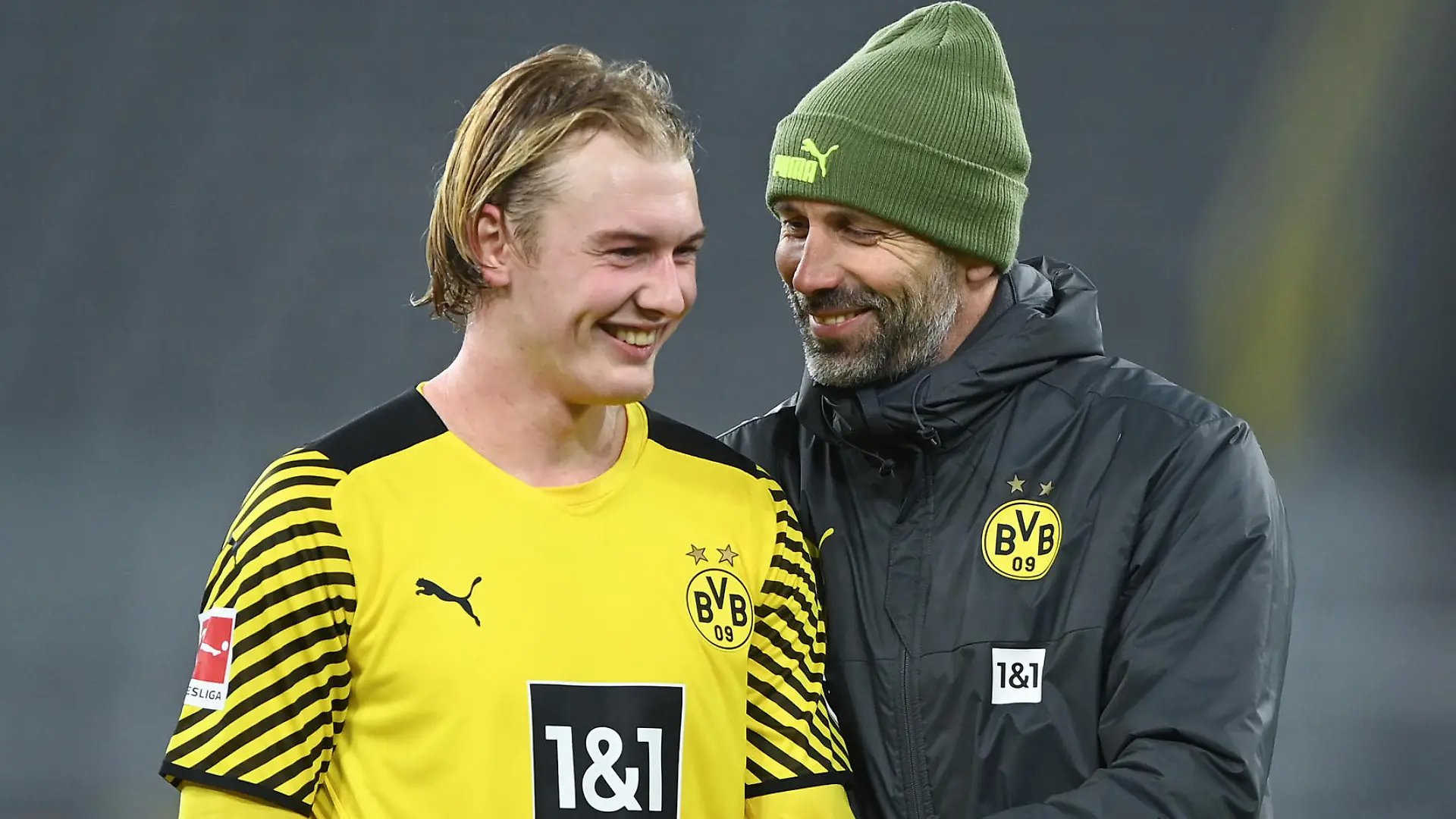Trainer Marco Rose (BVB) umarmts Julian Brandt (BVB) nach dem Spiel. GES/ Fussball/ 1. Bundesliga: Borussia Dortmund - SC Freiburg, 14.01.2022 Football / Soccer: 1st. German league: Dortmund vs Freiburg, Dortmund, January 14, 2022