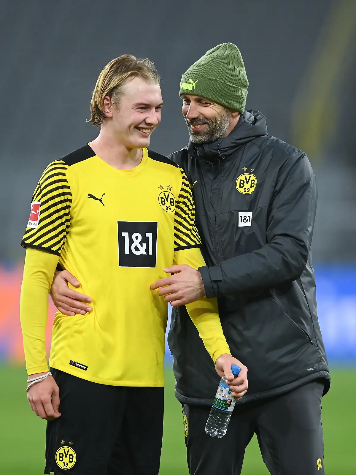 Trainer Marco Rose (BVB) umarmts Julian Brandt (BVB) nach dem Spiel. GES/ Fussball/ 1. Bundesliga: Borussia Dortmund - SC Freiburg, 14.01.2022 Football / Soccer: 1st. German league: Dortmund vs Freiburg, Dortmund, January 14, 2022