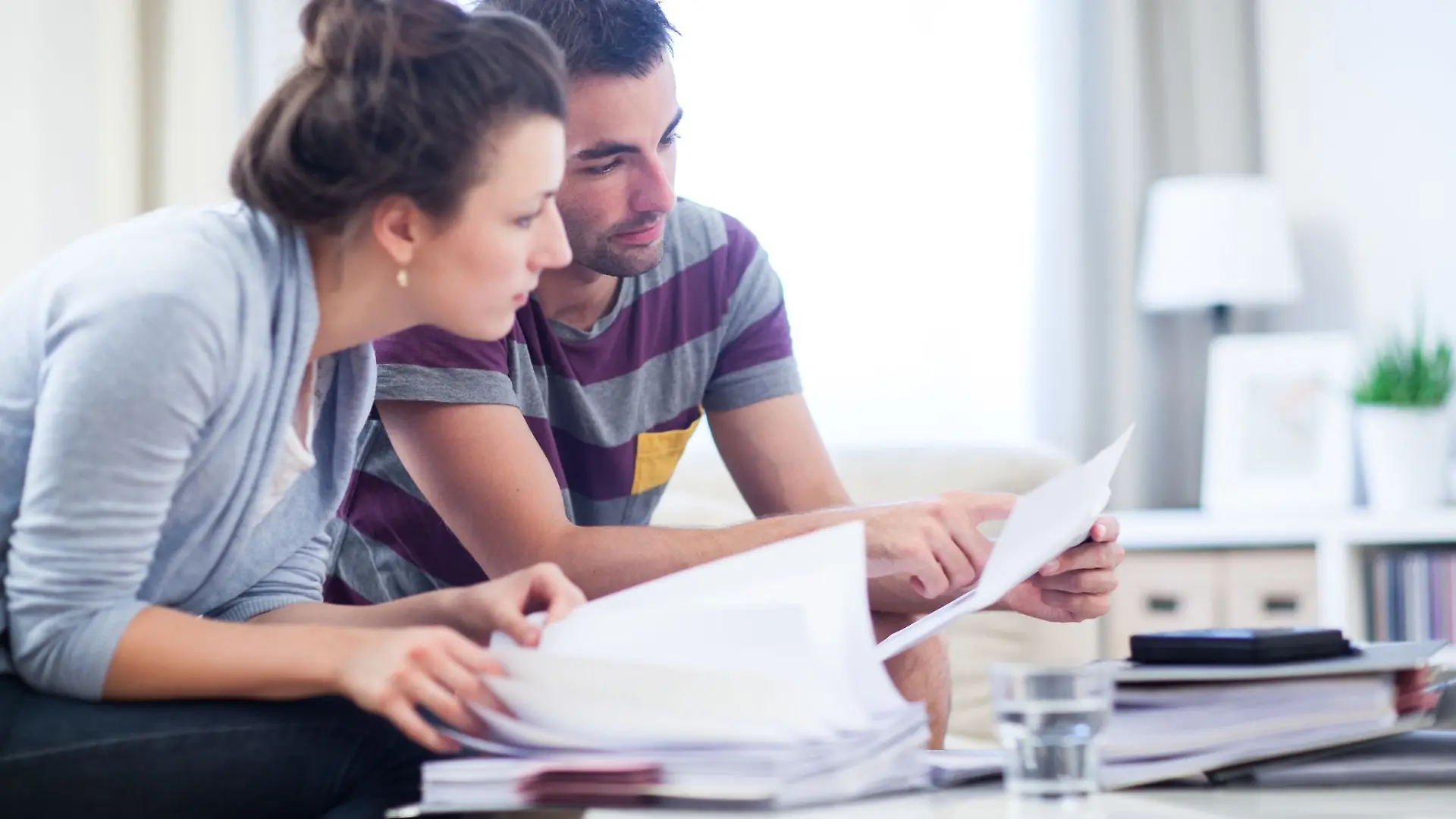 Sträubt sich Ihr Partner inständig, über die Finanzen zu sprechen? Dann kann das ein Warnsignal sein. Genau dann bietet es sich an, miteinander darüber zu sprechen.