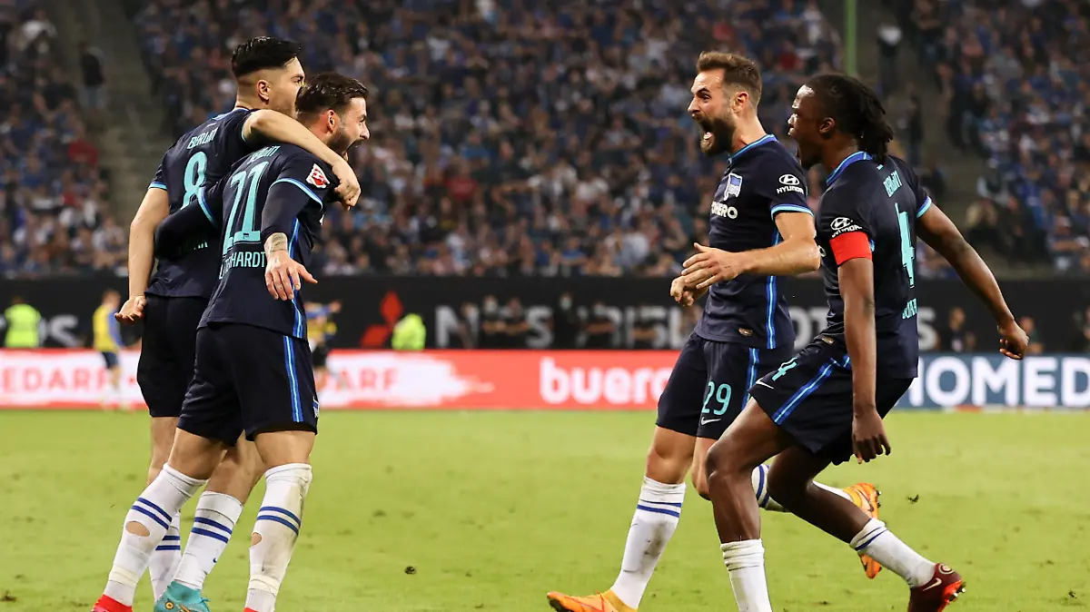 Fußball: Bundesliga - Relegation, Hamburger SV - Hertha BSC, Relegation, Rückspiele, Volksparkstadion. Herthas Marvin Plattenhardt (2.v.l) jubelt zusammen mit seinen Teamkollegen nach seinem Treffer zum 0:2. WICHTIGER HINWEIS: Gemäß den Vorgaben der DFL Deutsche Fußball Liga bzw. des DFB Deutscher Fußball-Bund ist es untersagt, in dem Stadion und/oder vom Spiel angefertigte Fotoaufnahmen in Form von Sequenzbildern und/oder videoähnlichen Fotostrecken zu verwerten bzw. verwerten zu lassen.