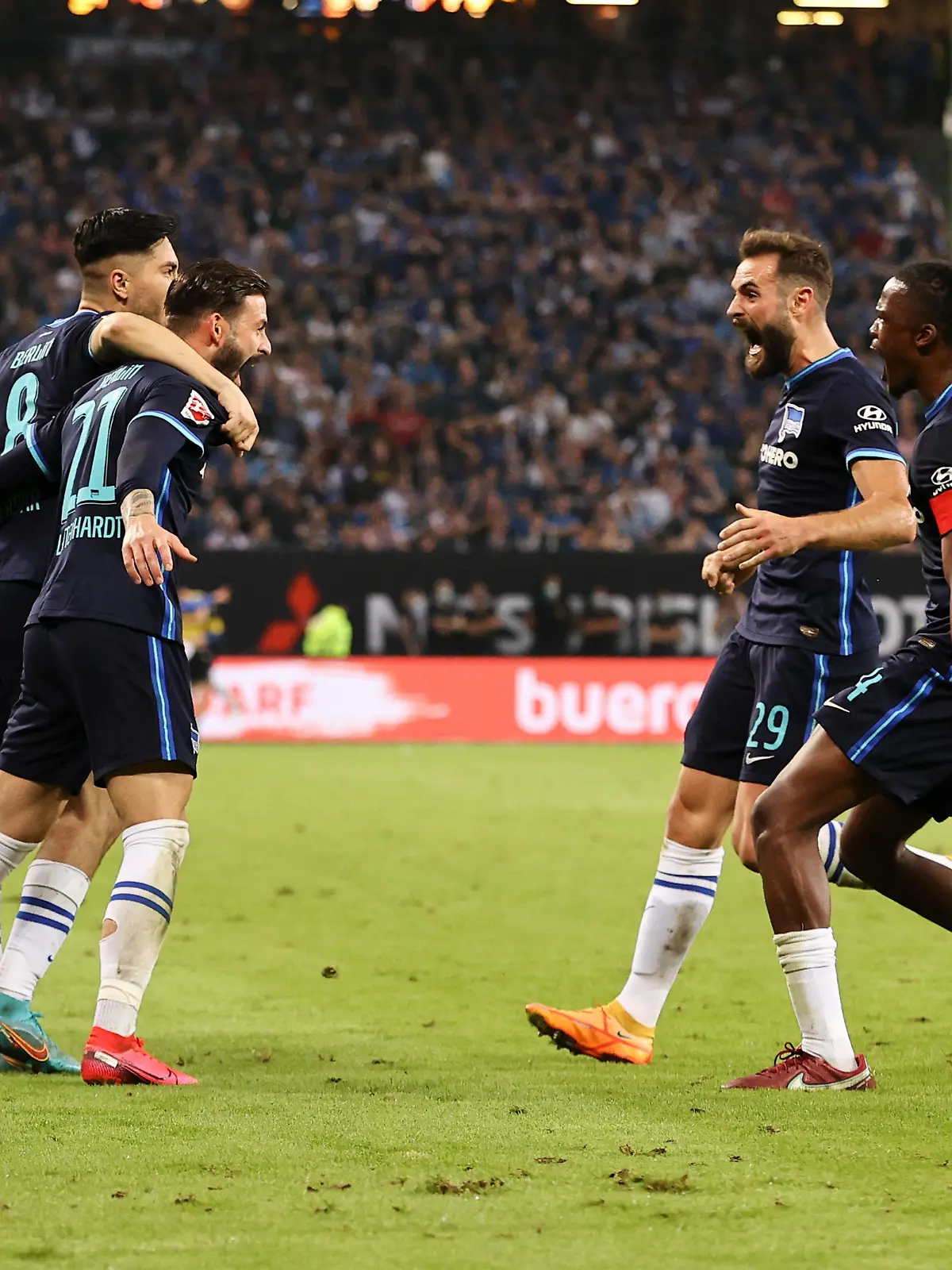 Fußball: Bundesliga - Relegation, Hamburger SV - Hertha BSC, Relegation, Rückspiele, Volksparkstadion. Herthas Marvin Plattenhardt (2.v.l) jubelt zusammen mit seinen Teamkollegen nach seinem Treffer zum 0:2. WICHTIGER HINWEIS: Gemäß den Vorgaben der DFL Deutsche Fußball Liga bzw. des DFB Deutscher Fußball-Bund ist es untersagt, in dem Stadion und/oder vom Spiel angefertigte Fotoaufnahmen in Form von Sequenzbildern und/oder videoähnlichen Fotostrecken zu verwerten bzw. verwerten zu lassen.