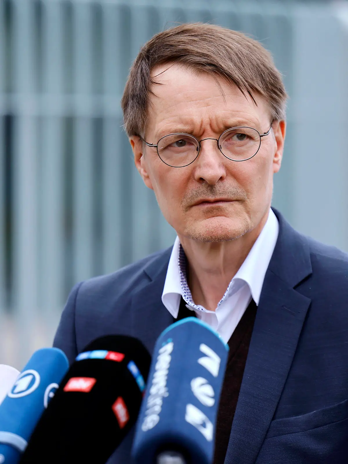 Gesundheitsminister Karl Lauterbach SPD bei einem Pressestatement vor dem Kanzleramt. Berlin, 06.07.2023 Berlin Deutschland *** Health Minister Karl Lauterbach SPD during a press statement in front of the Chancellery Berlin, 06 07 2023 Berlin Germany. Copyright: xChristophxHardtx