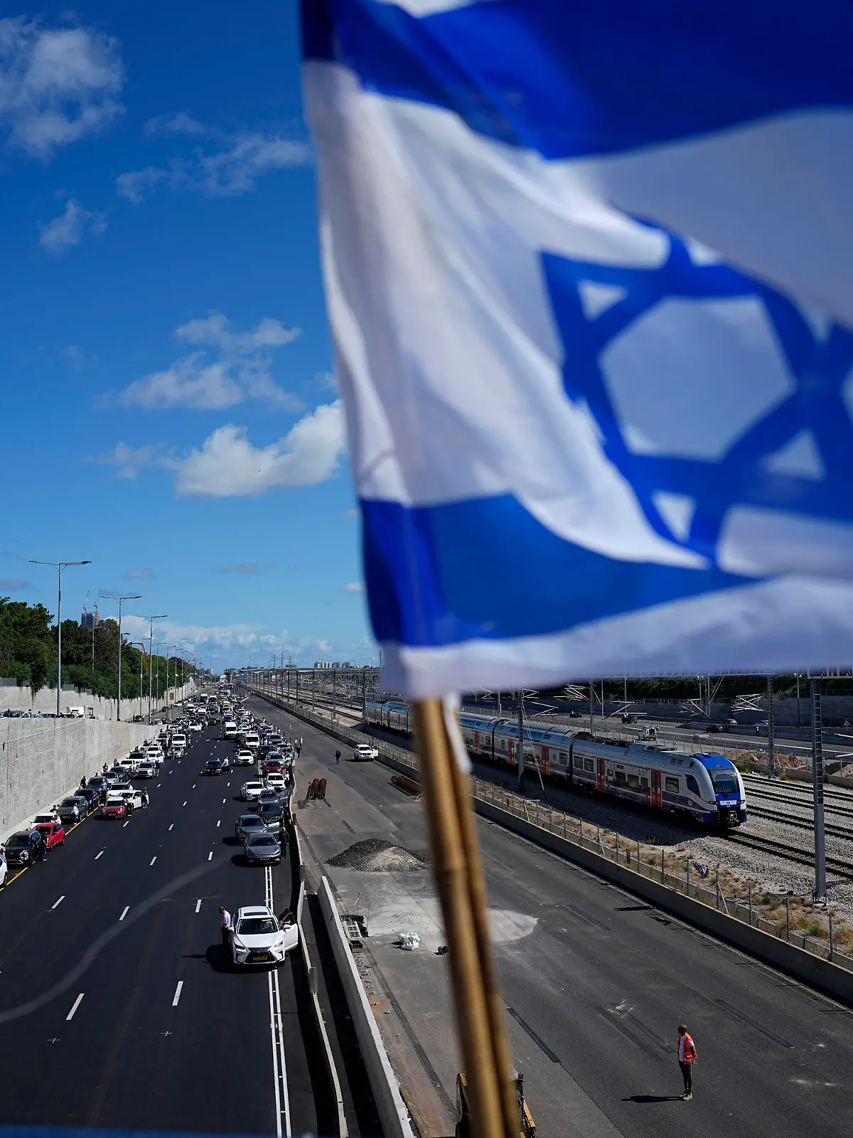 06.05.2024, Israel, Tel Aviv: Menschen in Tel Aviv halten inne, während die Sirenen zwei Minuten lang ertönen, um der Opfer des Holocaust zu gedenken. Israel gedenkt der Ermordung von sechs Millionen Juden durch die Nationalsozialisten und ihre Helfershelfer im Zweiten Weltkrieg. Foto: Ariel Schalit/AP +++ dpa-Bildfunk +++