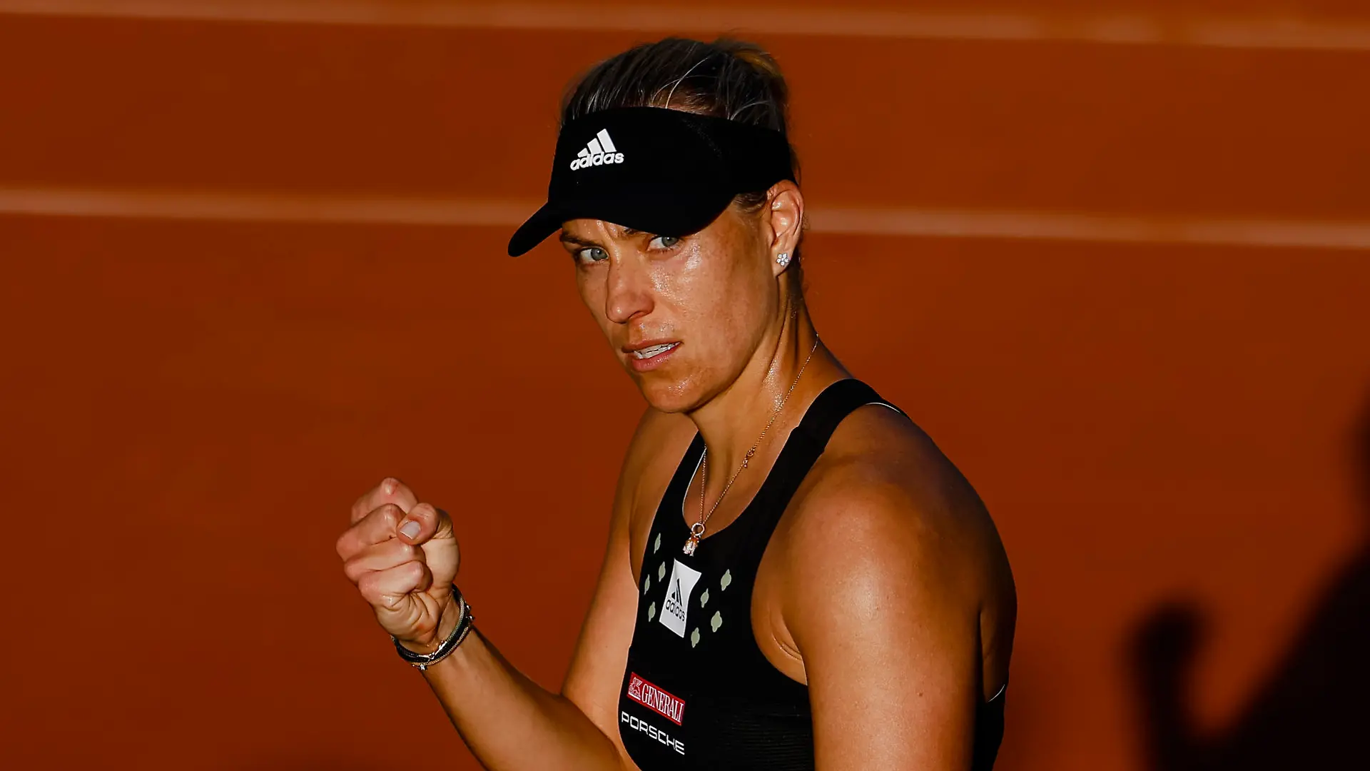 Tennis: Grand Slam/WTA-Tour - French Open, Einzel, Damen, 1. Runde, Kerber (Deutschland) - Frech (Polen). Angelique Kerber ballt die Faust.