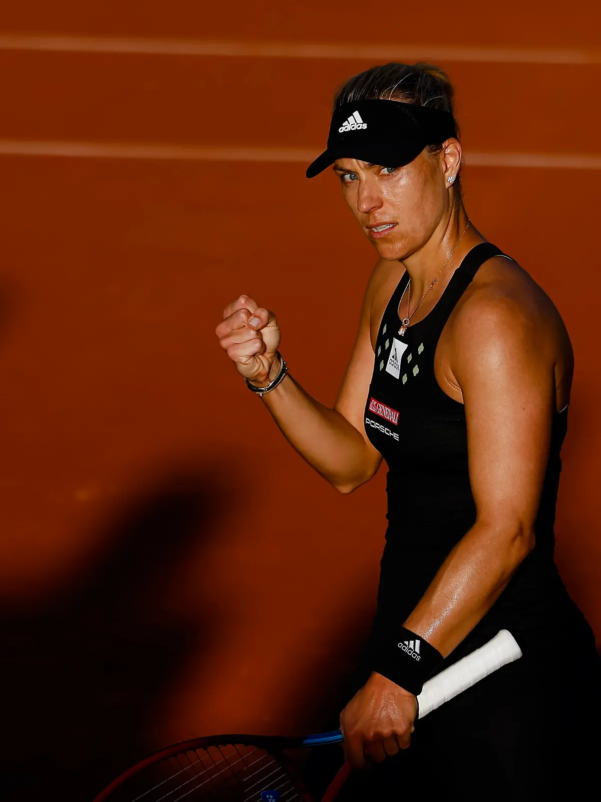 Tennis: Grand Slam/WTA-Tour - French Open, Einzel, Damen, 1. Runde, Kerber (Deutschland) - Frech (Polen). Angelique Kerber ballt die Faust.