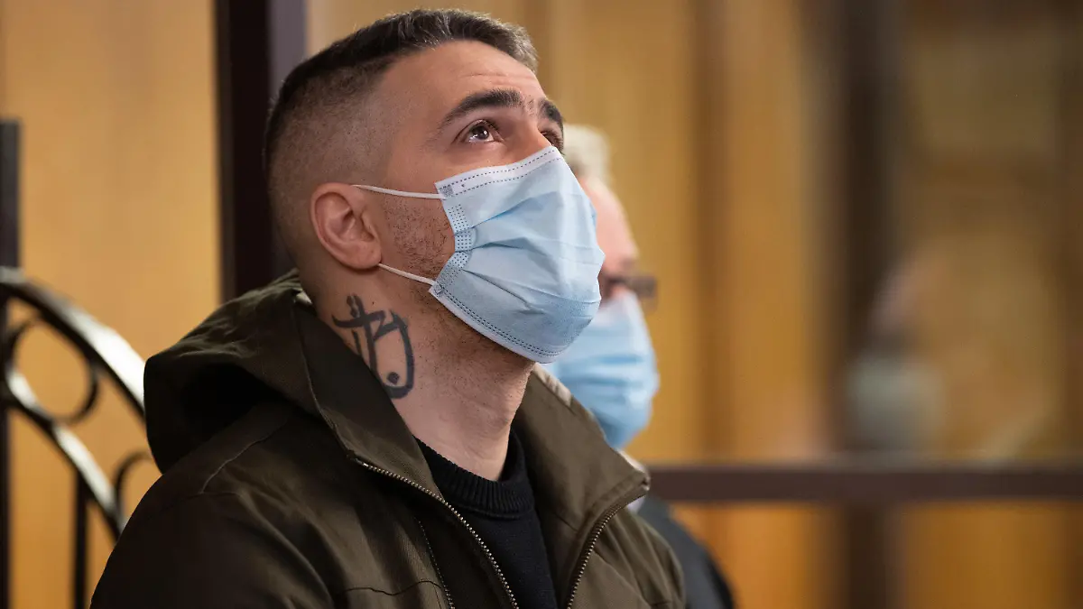 25.01.2021, Berlin: Anis Mohamed Youssef Ferchichi, bekannt unter dem Künstlernamen Bushido, sitzt als Nebenkläger im Prozess gegen den Chef eines bekannten arabischstämmigen Clans und drei seiner Brüder in einem Gerichtssaal. Der Clanchef und seine Brüder stehen unter anderem wegen schwerer räuberischer Erpressung, Freiheitsberaubung und gefährlicher Körperverletzung vor Gericht. Foto: Paul Zinken/dpa-Zentralbild/dpa +++ dpa-Bildfunk +++