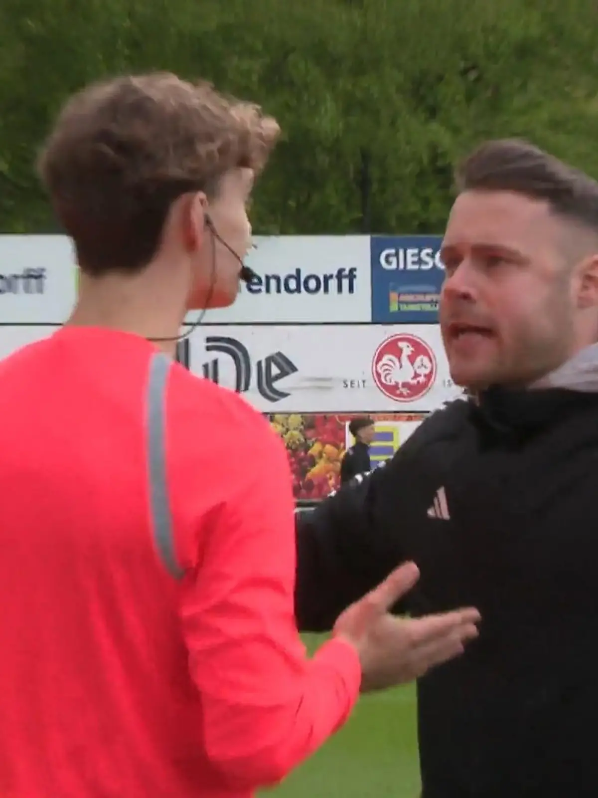 Eigentlich sollen sie für Fairplay sorgen, doch immer häufiger richtet sich verbale oder körperliche Gewalt auch gegen sie: Schiedsrichter im Amateur-Fußball. Auch Felix Mutz kennt das. Er appelliert, den Mensch an der Pfeife und den Fußball immer noch als Spiel zu sehen. Von wem seiner Erfahrung nach häufig überkochende Emotionen ausgehen, seht ihr im Video.