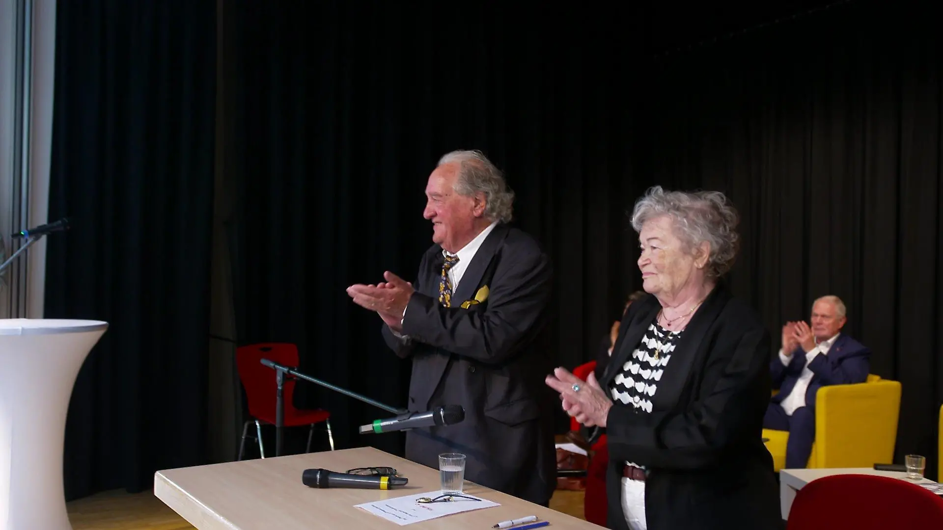 Ivar Buterfas-Frankenthal und seine Frau Dagmar bei ihrem Vortrag in der Tornescher Schule.