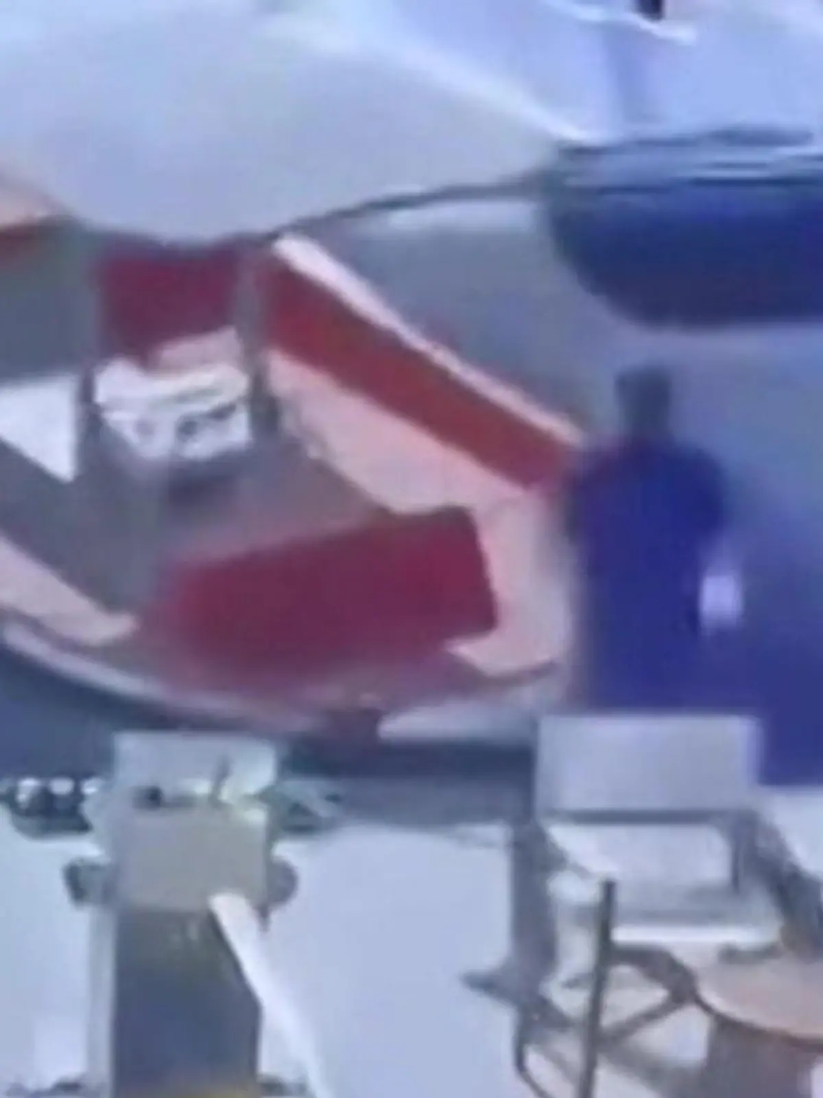 Das wird teuer! Bei einem Unfall im Monte Carlo-Hafen in Monaco crasht ein Motorboot in eine Party-Yacht und kollidiert dann noch beinahe mit zwei Fußgängern! Diese können sich noch in letzter Sekunde retten. Der materielle Schaden wird immens sein: Der Hafen ist für seine "Milliardärs-Yachten" bekannt. Die dramatischen Aufnahmen seht ihr im Video.
