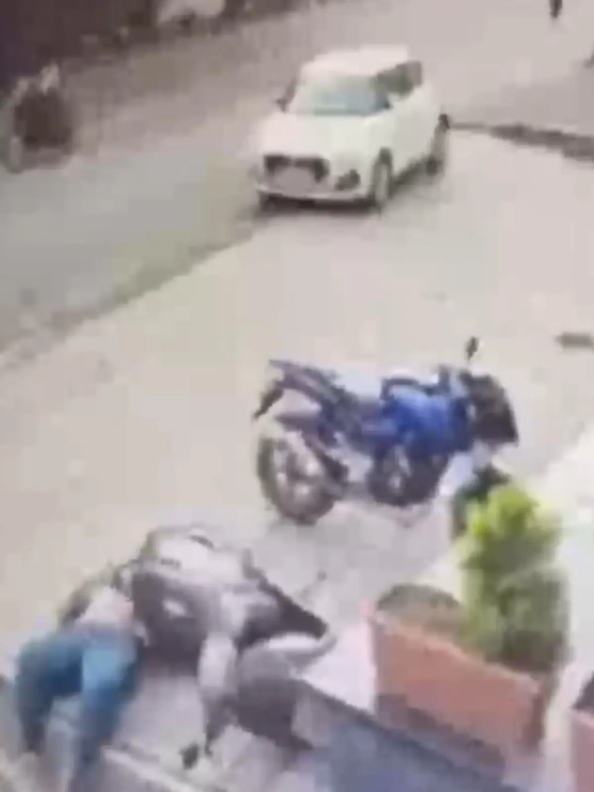 Diese vier Fußgänger hatten keine Chance: Im südindischen Karnataka spazieren vier Männer die Straße entlang. Plötzlich rast ein blaues Auto in sie hinein.
