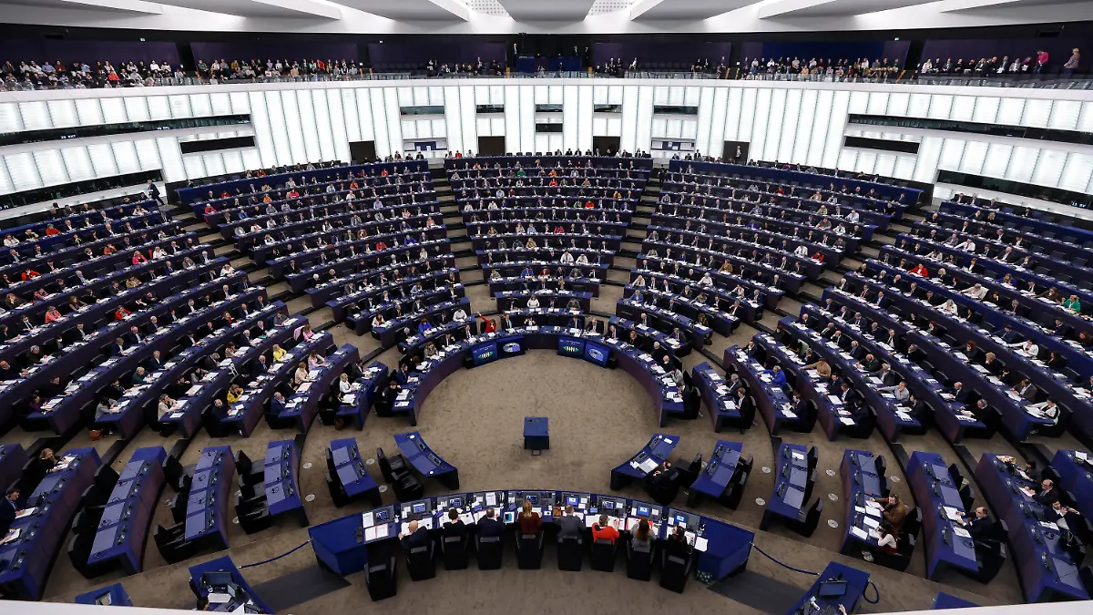 14.03.2023, Frankreich, Straßburg: Mitglieder des Europäischen Parlaments stimmen über ein neues Gesetz ab.

Im Europäischen Parlament treffen Politikerinnen und Politiker wichtige Entscheidungen für die Menschen in der EU. (zu dpa: «Jugend-Studie: Mehrheit fühlt sich nicht von EU-Parlament vertreten») Foto: Jean-Francois Badias/AP/dpa +++ dpa-Bildfunk +++
