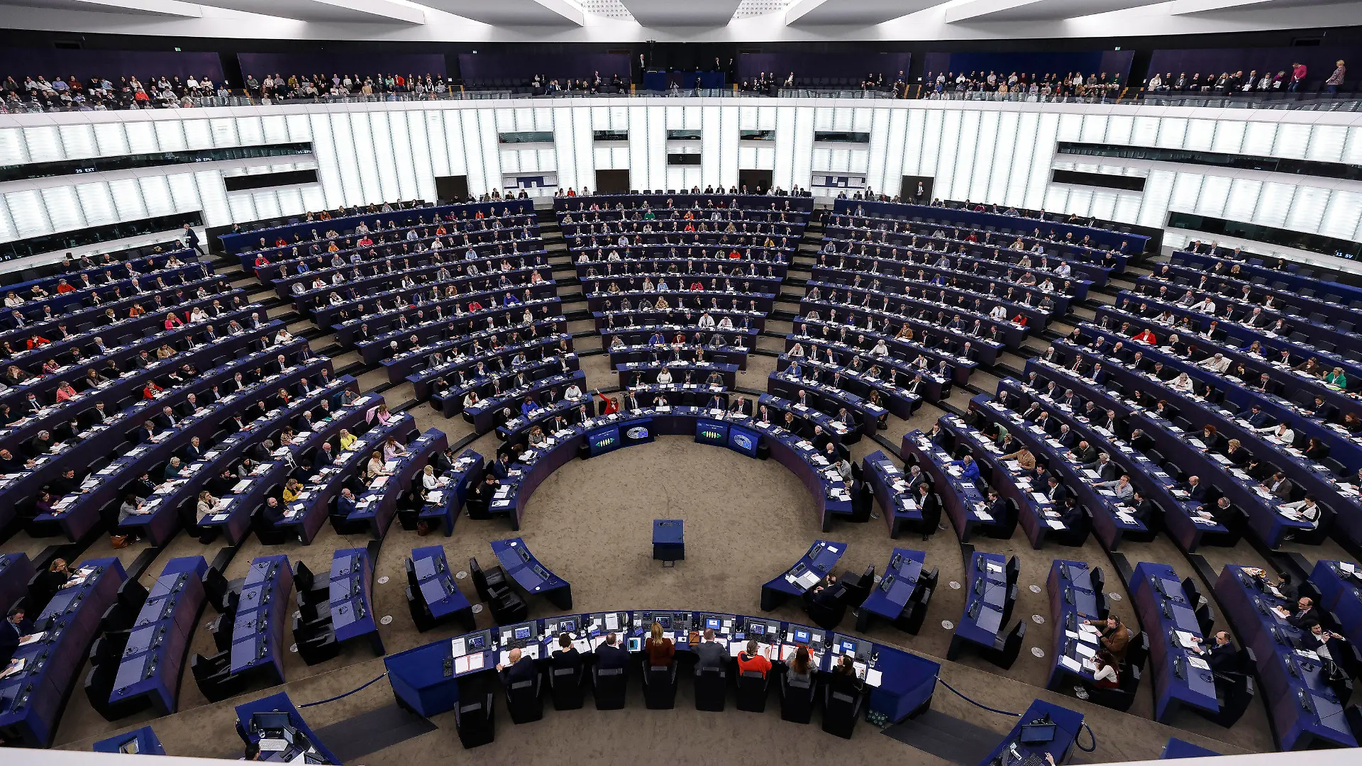 14.03.2023, Frankreich, Straßburg: Mitglieder des Europäischen Parlaments stimmen über ein neues Gesetz ab.
Im Europäischen Parlament treffen Politikerinnen und Politiker wichtige Entscheidungen für die Menschen in der EU. (zu dpa: «Jugend-Studie: Mehrheit fühlt sich nicht von EU-Parlament vertreten») Foto: Jean-Francois Badias/AP/dpa +++ dpa-Bildfunk +++