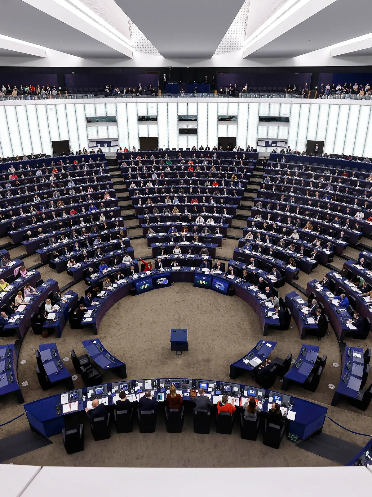 14.03.2023, Frankreich, Straßburg: Mitglieder des Europäischen Parlaments stimmen über ein neues Gesetz ab.

Im Europäischen Parlament treffen Politikerinnen und Politiker wichtige Entscheidungen für die Menschen in der EU. (zu dpa: «Jugend-Studie: Mehrheit fühlt sich nicht von EU-Parlament vertreten») Foto: Jean-Francois Badias/AP/dpa +++ dpa-Bildfunk +++