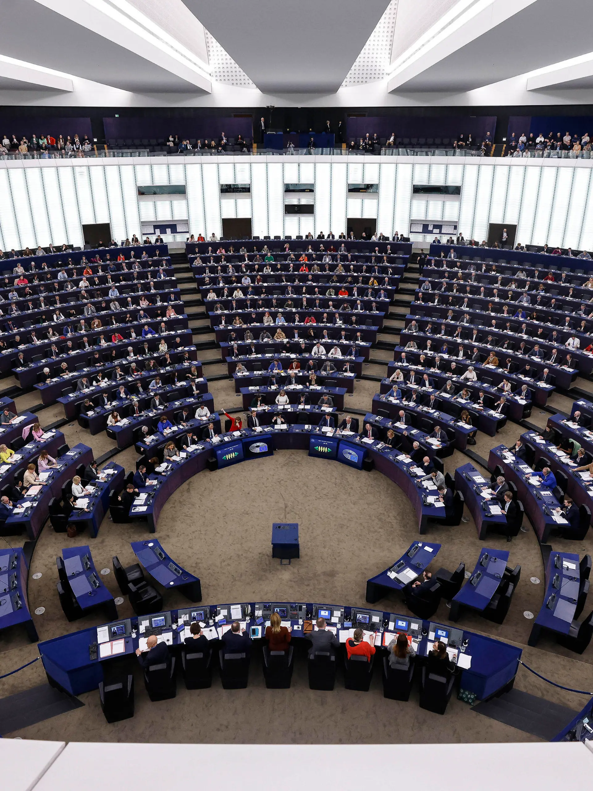 14.03.2023, Frankreich, Straßburg: Mitglieder des Europäischen Parlaments stimmen über ein neues Gesetz ab.

Im Europäischen Parlament treffen Politikerinnen und Politiker wichtige Entscheidungen für die Menschen in der EU. (zu dpa: «Jugend-Studie: Mehrheit fühlt sich nicht von EU-Parlament vertreten») Foto: Jean-Francois Badias/AP/dpa +++ dpa-Bildfunk +++