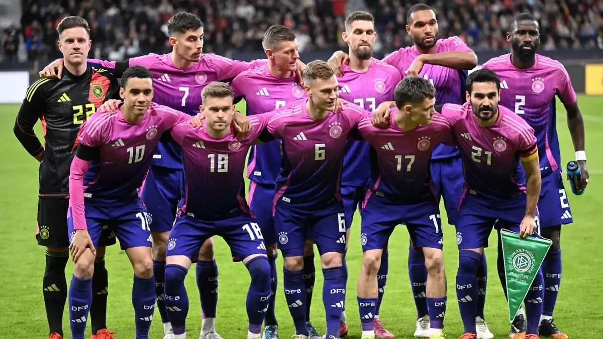 Deutschland das erste Mal im pinken DFB Away Trikot 2024! Die deutschen Spieler vor dem Freundschaftsspiel zwischen Deutschland und den Niederlanden am 26. März 2024 in Frankfurt am Main