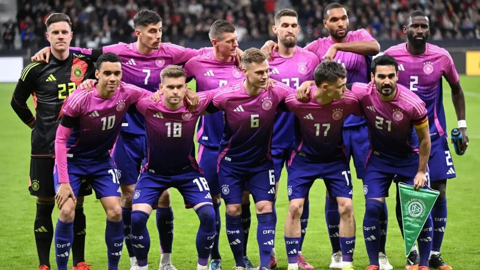 Deutschland das erste Mal im pinken DFB Away Trikot 2024! Die deutschen Spieler vor dem Freundschaftsspiel zwischen Deutschland und den Niederlanden am 26. März 2024 in Frankfurt am Main