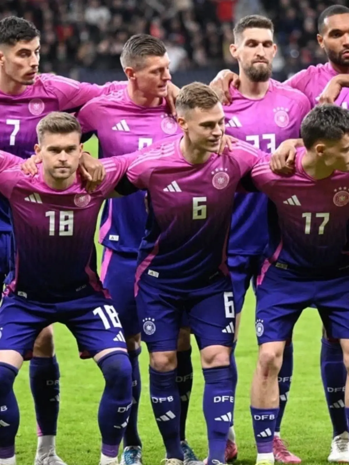 Deutschland das erste Mal im pinken DFB Away Trikot 2024! Die deutschen Spieler vor dem Freundschaftsspiel zwischen Deutschland und den Niederlanden am 26. März 2024 in Frankfurt am Main